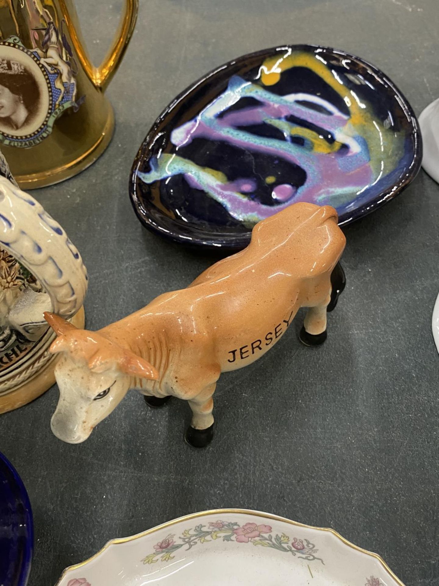 A LARGE MIXED LOT TO INCLUDE CERAMIC ANIMALS, PLATES, TRINKET BOXES, TANKARDS, A WATCH SET, ETC - Bild 4 aus 6
