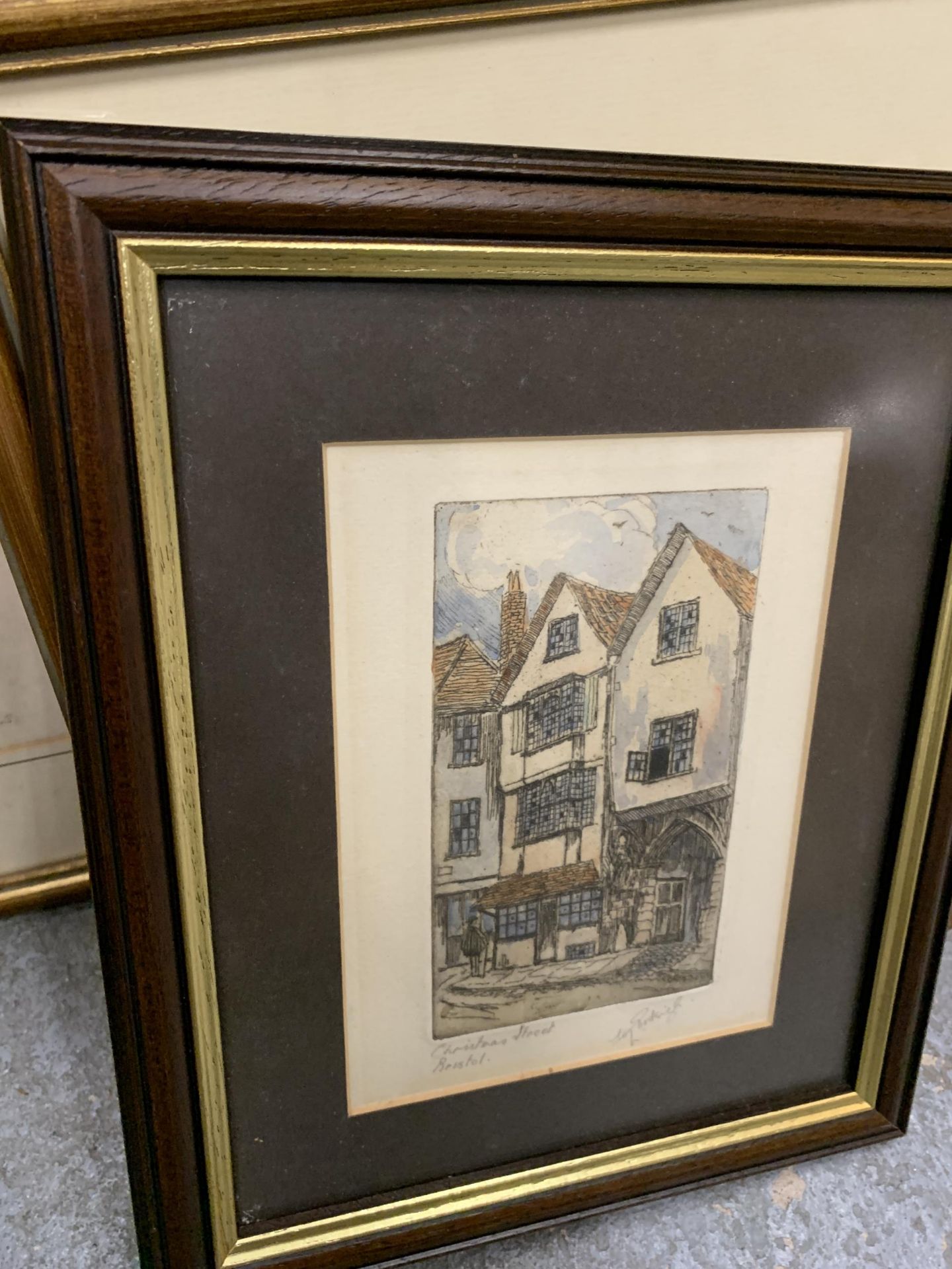 SIX VARIOUS FRAMED PRINTS OF BUILDINGS AND STREETS TO INCLUDE A GELDART LIMITED EDITION, CHRISTMAS - Bild 3 aus 8