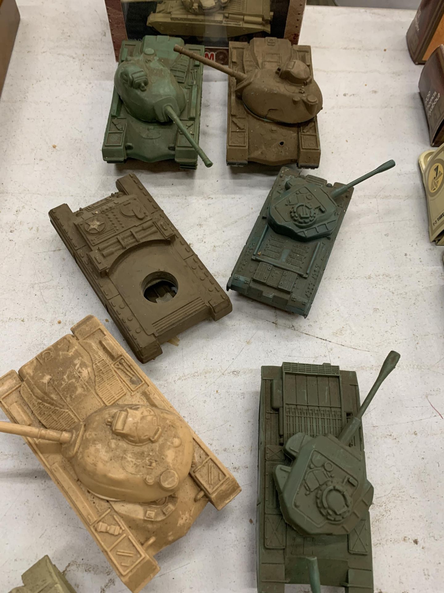 A GROUP OF ARMY TANK MODELS AND A BOXED HM EXAMPLE - Image 3 of 4