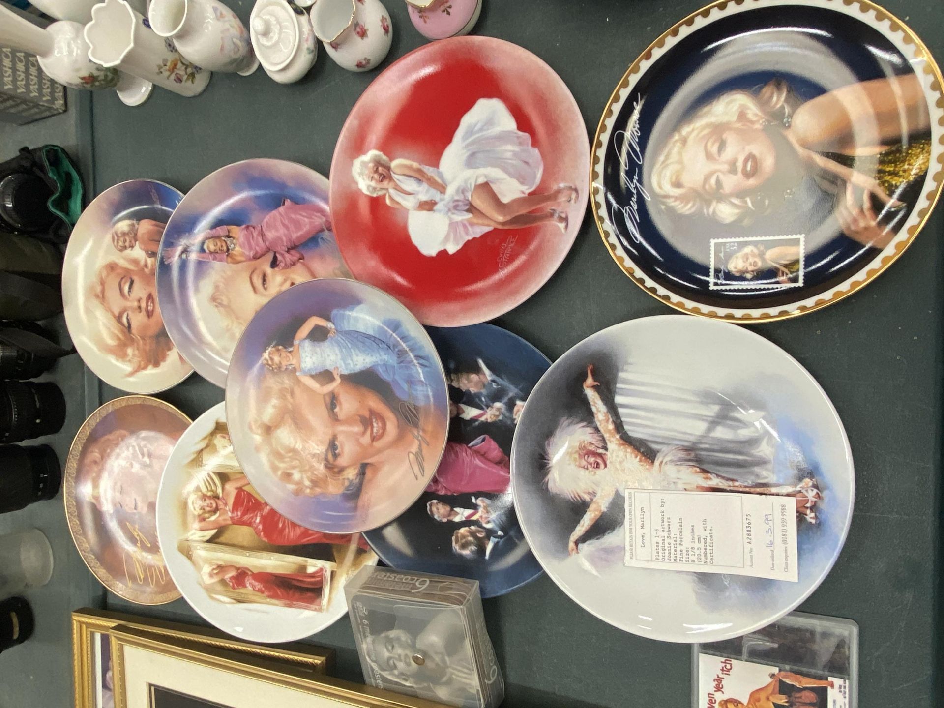 A LARGE COLLECTION OF MARILYN MONROE MEMORABILIA TO INCLUDE A FRAMED FILM CELL AND FRAMED PHOTO WITH - Image 10 of 13