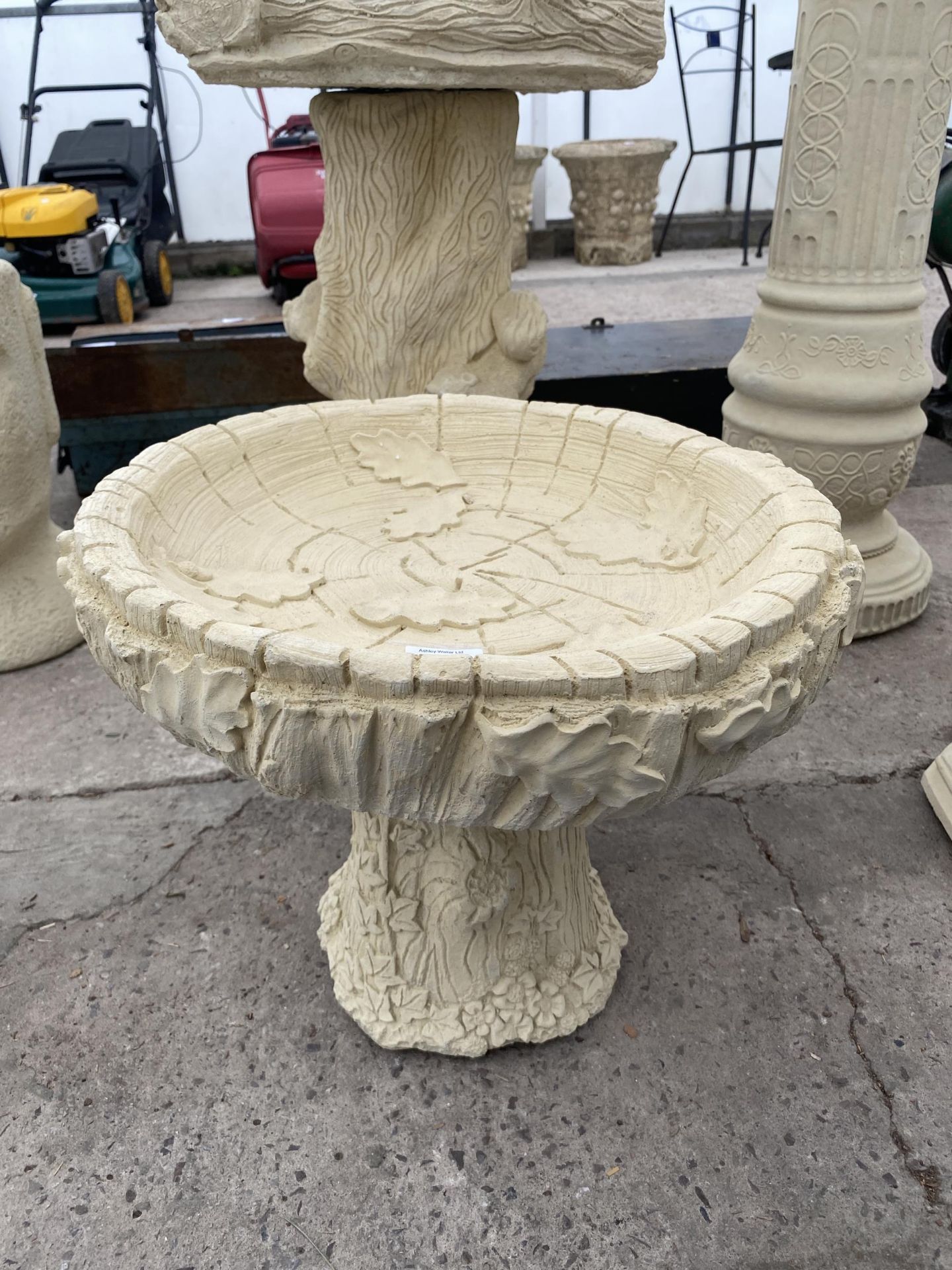 AN AS NEW EX DISPLAY CONCRETE IVY LOG BIRDBATH *PLEASE NOTE VAT TO BE PAID ON THIS ITEM*