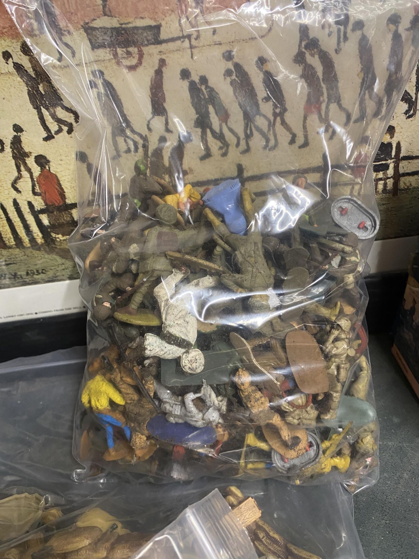 A GROUP OF ARMY FIGURES IN PLASTIC BAGS - Image 2 of 4