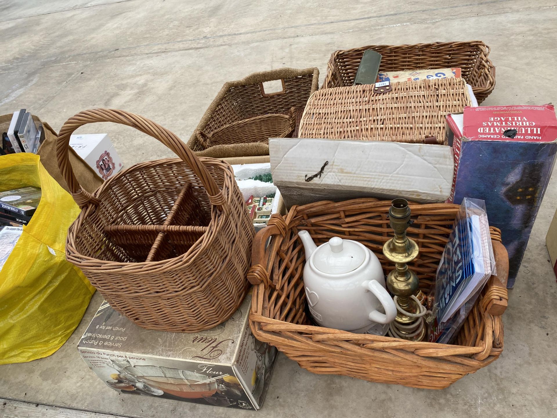 AN ASSORTMENT OF ITEMS TO INCLUDE WICKER BASKETS, CHRISTMAS DECORATIONS AND SILVER PLATE ITEMS ETC - Image 3 of 6