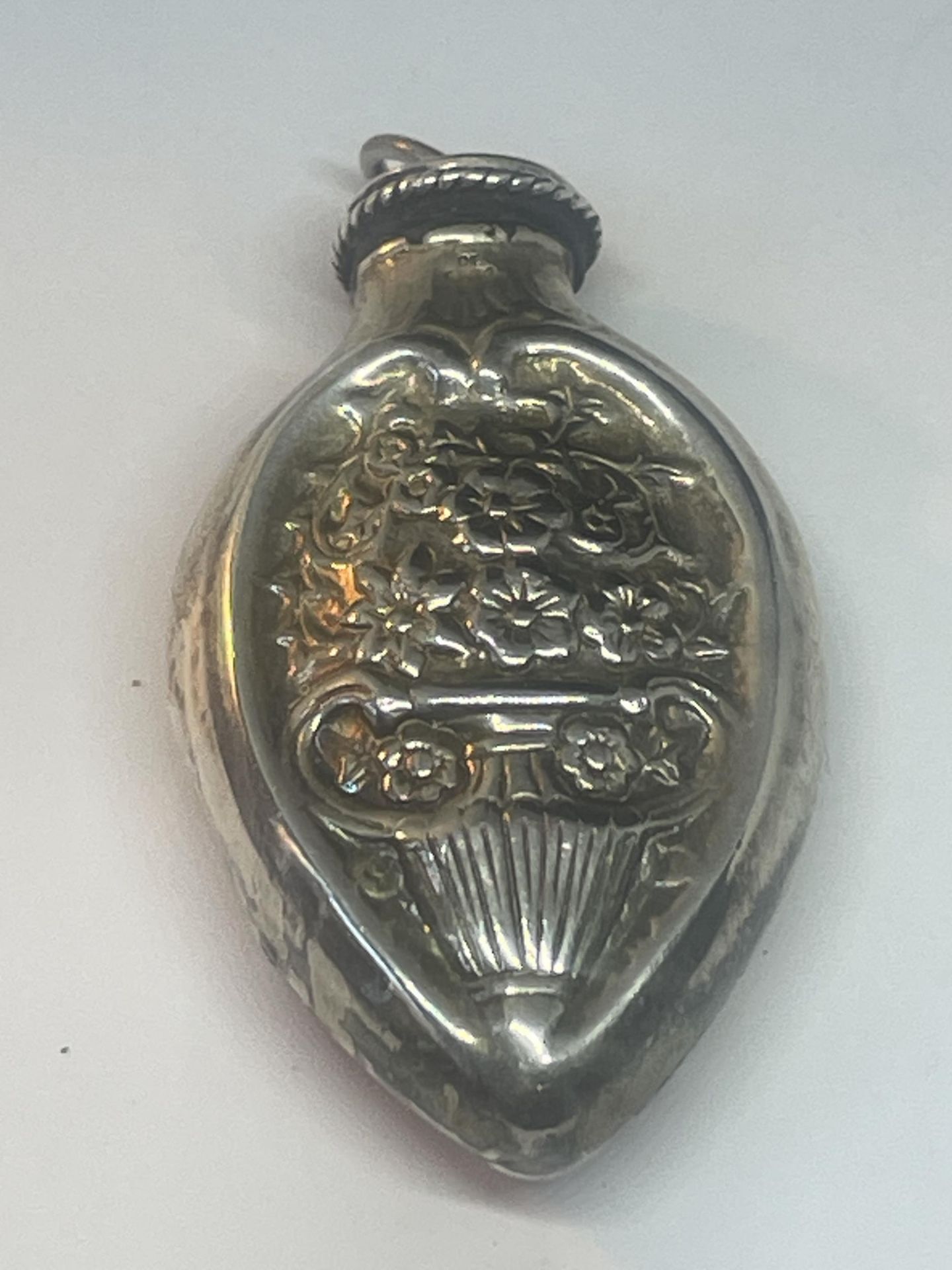 A DECORATIVE MARKED SILVER MOUNTED BOTTLE PENDANT - Image 2 of 3