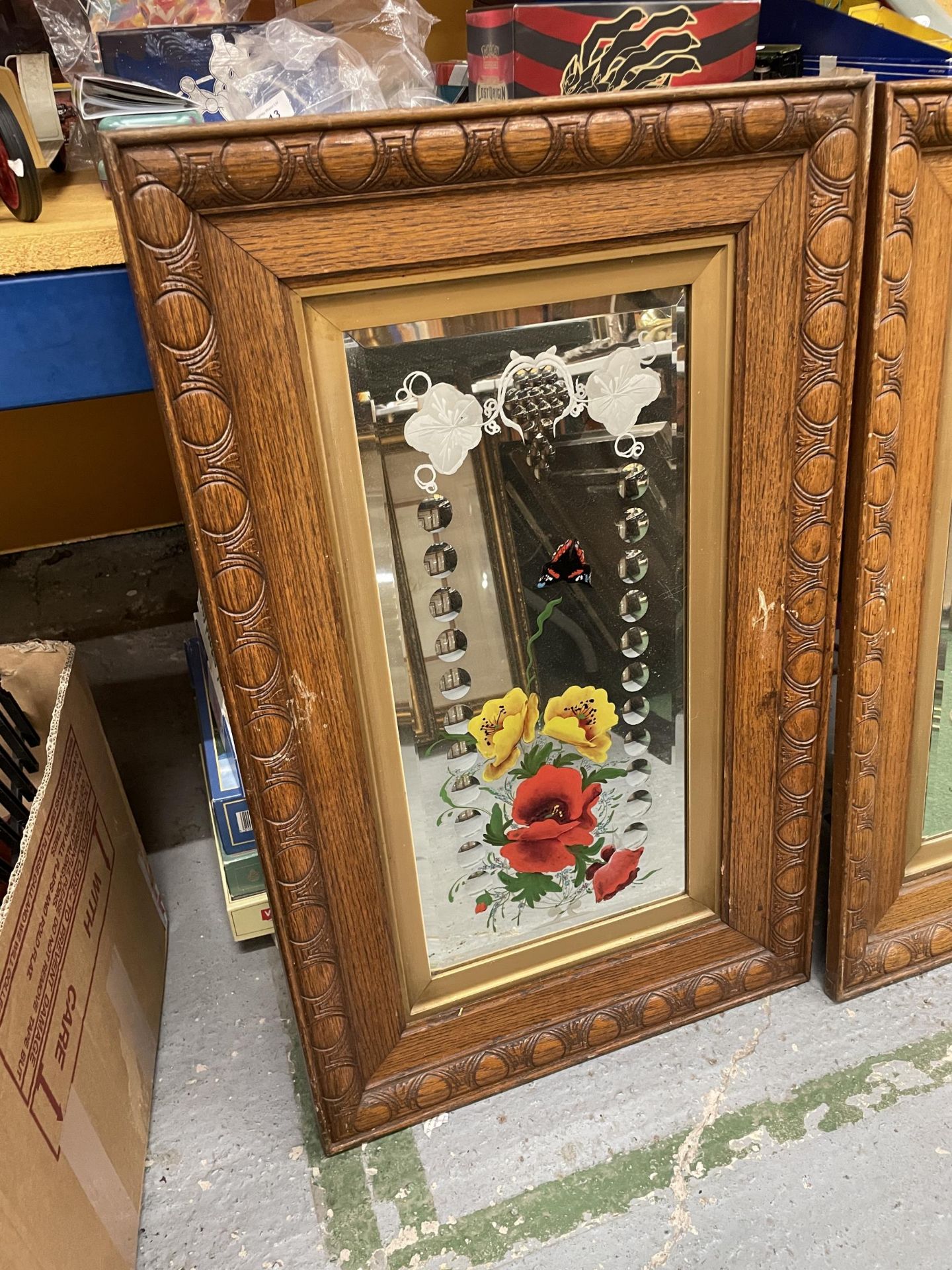 A PAIR OF OAK FRAMED MIRRORS WITH PAINTED FLORAL AND ETCHED DESIGN - Bild 2 aus 4