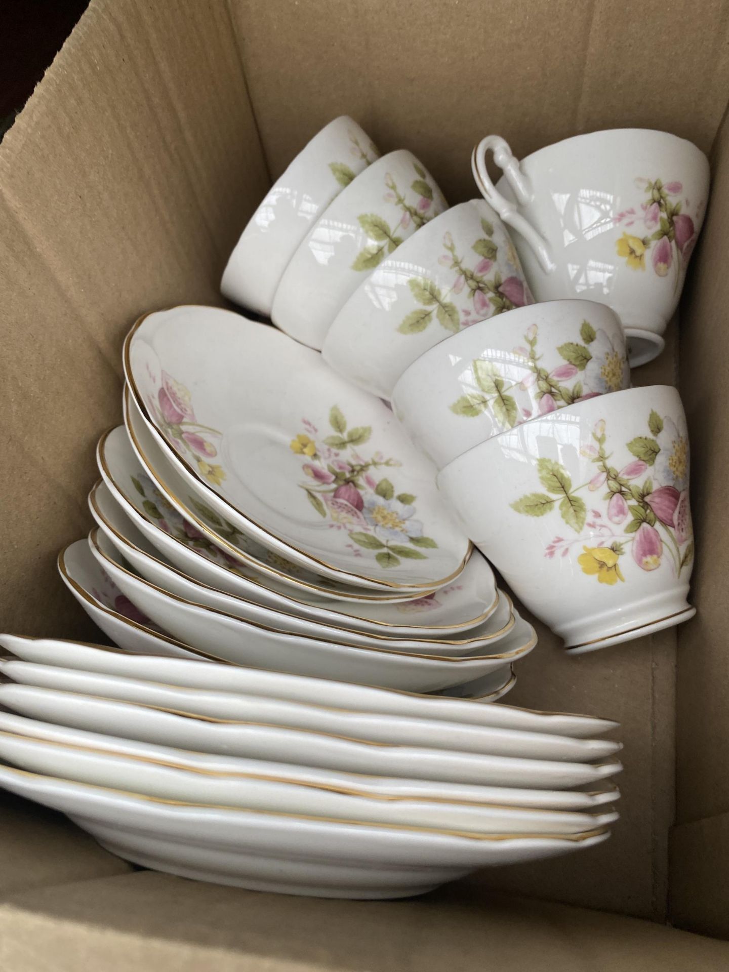 AN ASSORTMENT OF CERAMIC DINNER SERVICE ITEMS TO INCLUDE ROYAL DOULTON AND ROYAL STUART ETC - Bild 2 aus 4