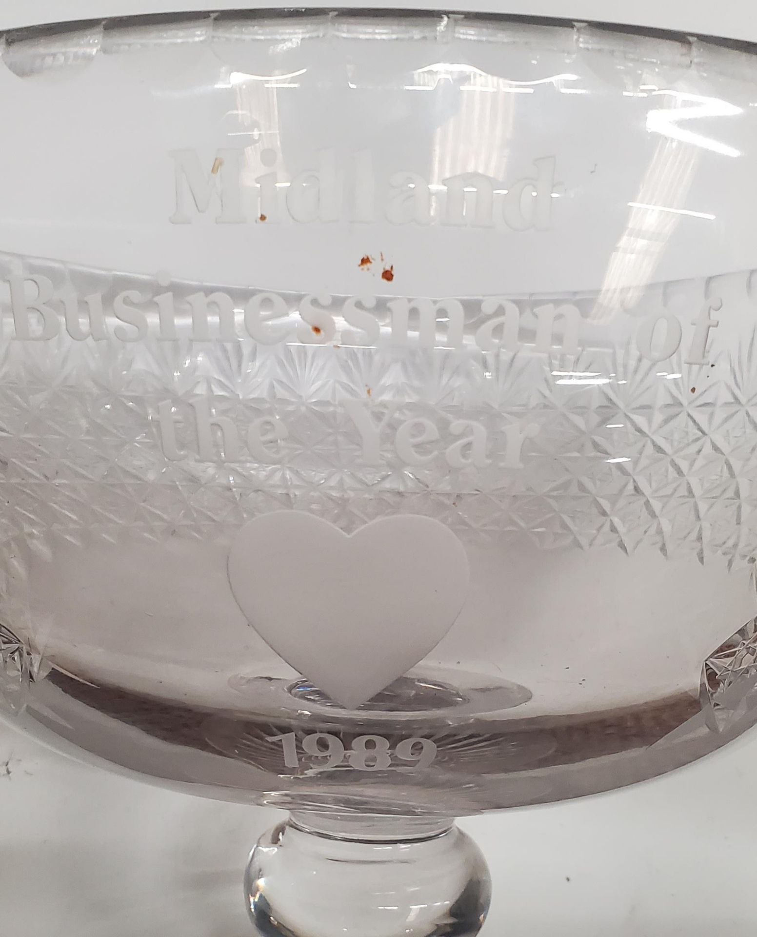A VINTAGE CUT GLASS PEDESTAL BOWL - MIDLAND BUSINESS MAN OF THE YEAR 1989 - Image 2 of 2