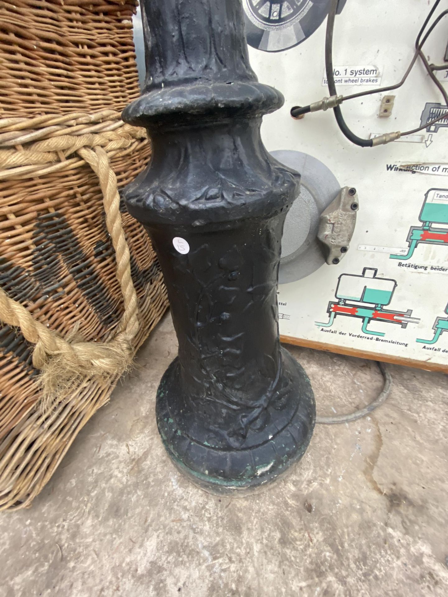 A VINTAGE COURTYARD LAMP POST - Bild 3 aus 3