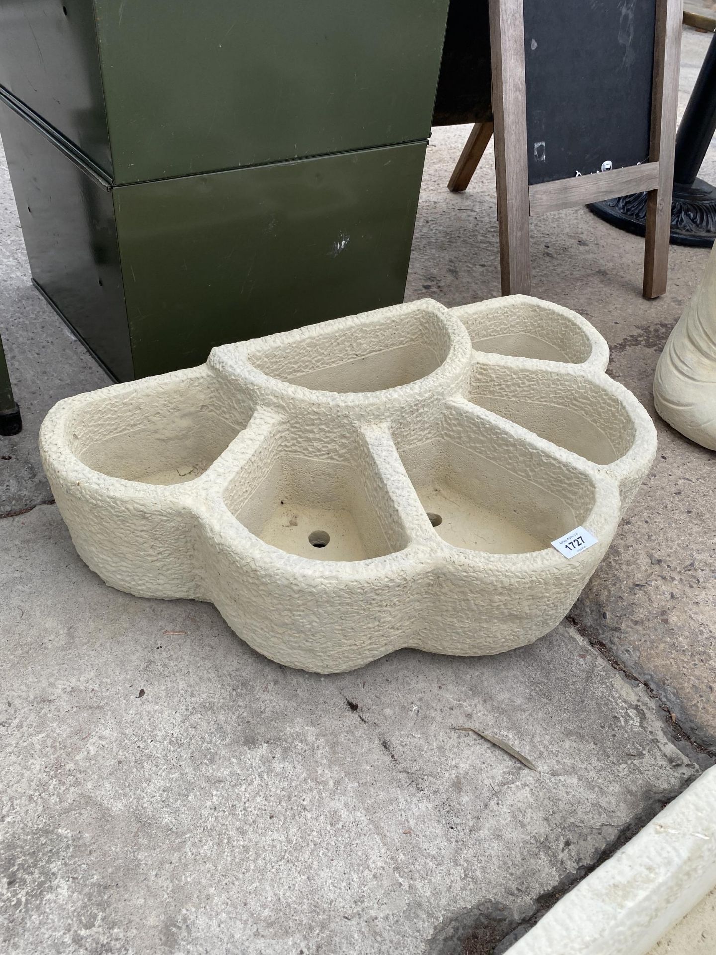 AN AS NEW EX DISPLAY CONCRETE HERB GARDEN PLANTER *PLEASE NOTE VAT TO BE PAID ON THIS ITEM* - Image 2 of 4
