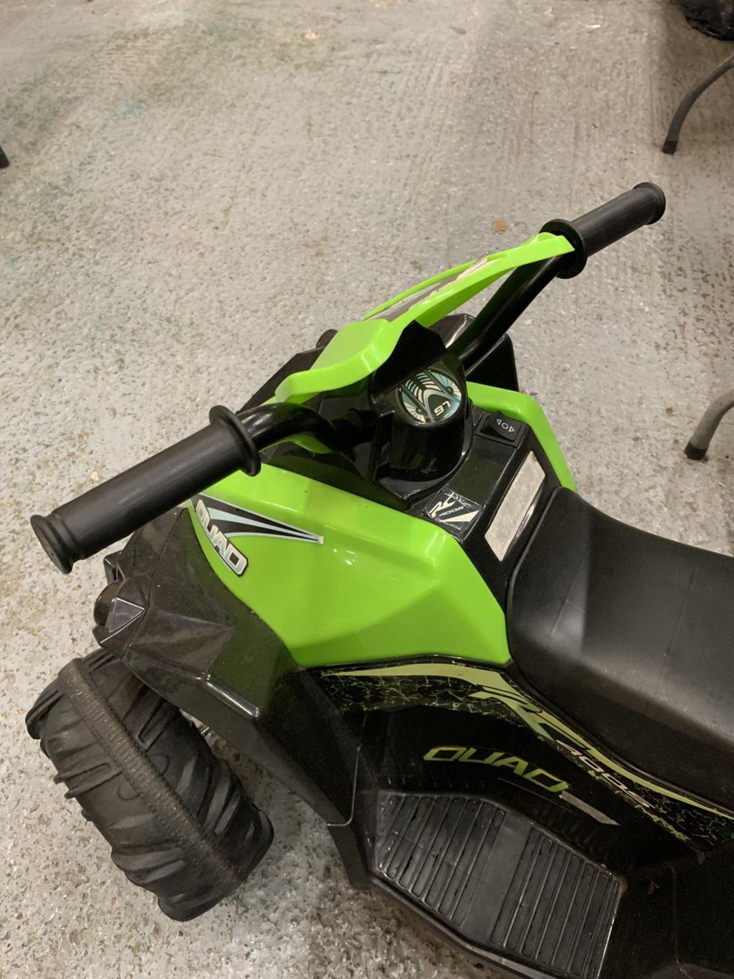 A CHILDREN'S ELECTRIC QUAD BIKE WITH CHARGER - VENDOR STATES IN WORKING ORDER AND VERY LITTLE USE, - Image 3 of 4