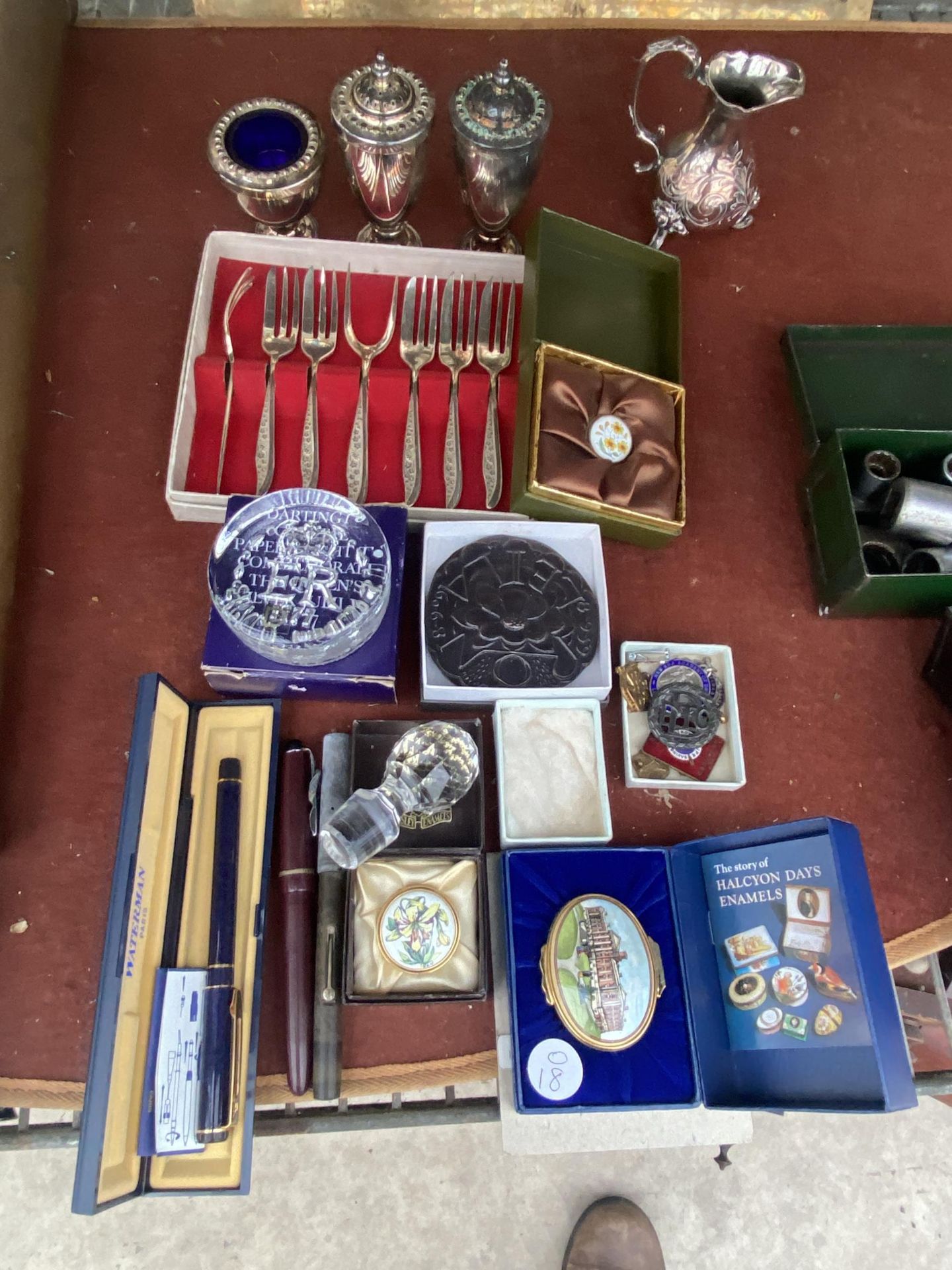 AN ASSORTMENT OF VINTAGE ITEMS TO INCLUDE HALLMARKED SILVER BADGES, A WATERMAN FOUNTAIN PEN AND A