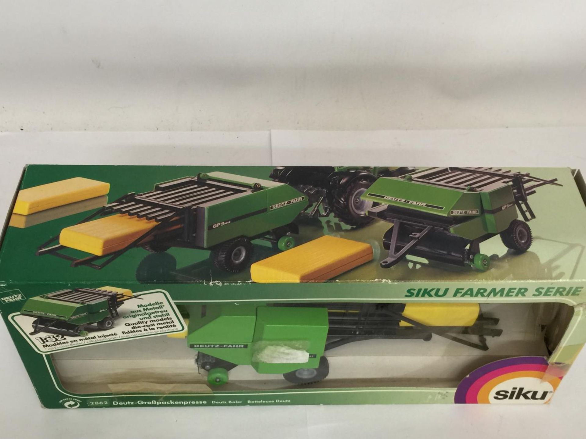 TWO BOXED FARM MODELS, A SCHUCO FENDT TRACTOR, 1/43 SCALE AND A SIKU DEUTZ BALER, 1/32 SCALE - Image 4 of 5