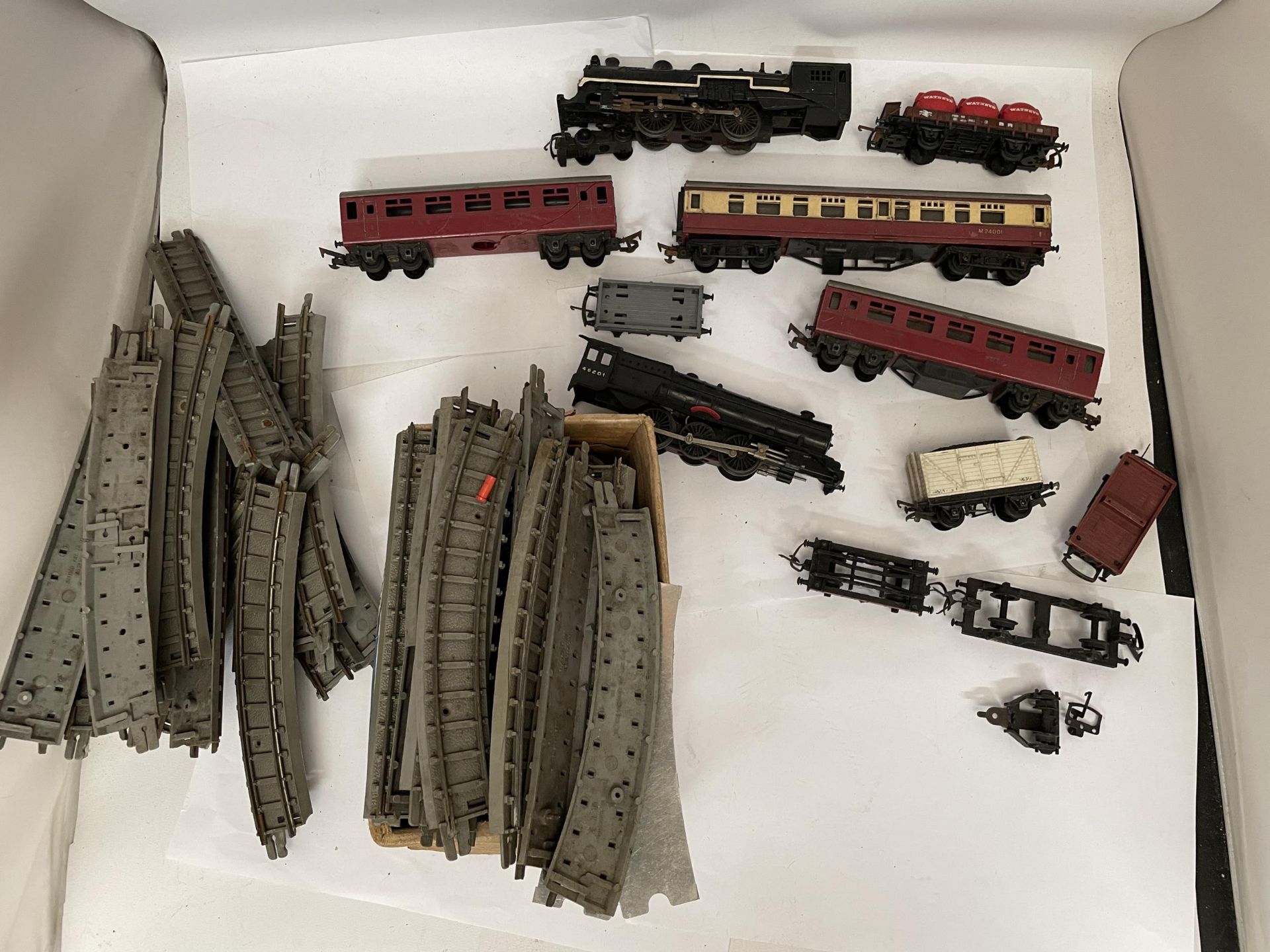 A TRI-ANG 1960'S MODEL RAILWAY TO INCLUDE TRACK, TWO LOCOMOTIVES, CARRIAGES, ETC PLUS A BOXED