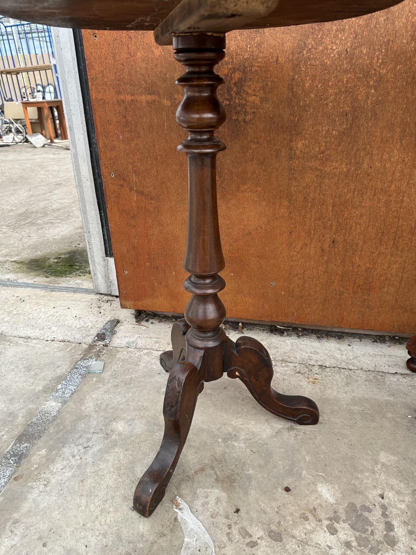 TWO WINE TABLES TO INCLUDE A VICTORIAN MAHOGANY EXAMPLE - Bild 5 aus 6