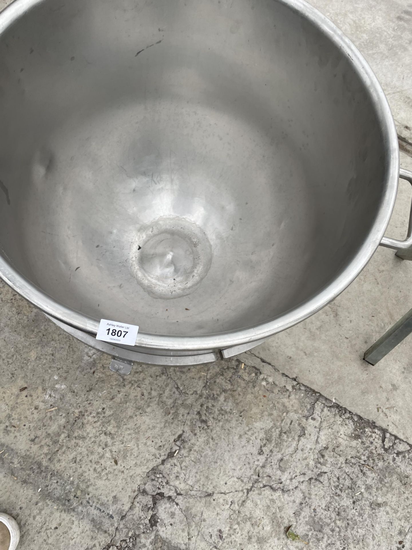 A LARGE STAINLESS STEEL COOKING POT/PLANTER - Image 2 of 3