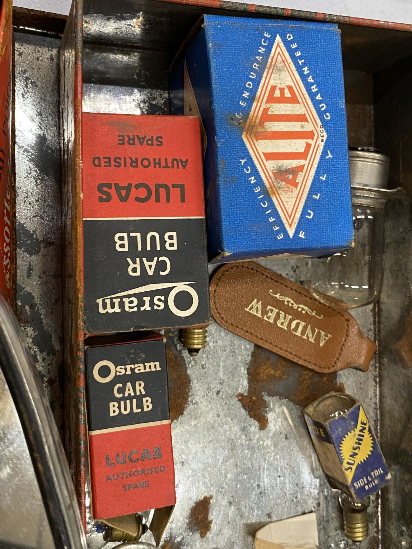 A QUANTITY OF AUTOMOBILIA TO INCLUDE AA, CAMBRIDGE, AND AUSTIN BADGES, BULBS, ETC - Image 2 of 5