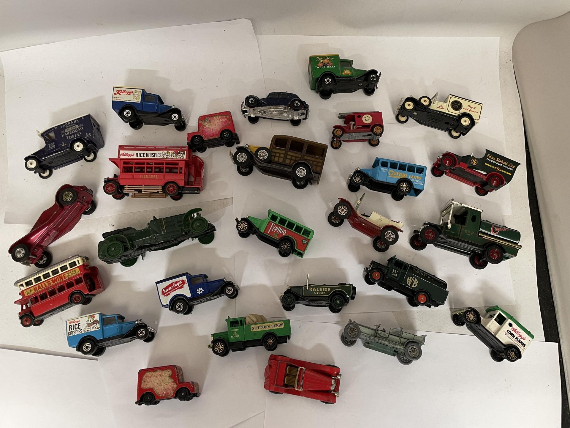 A COLLECTION OF UNBOXED DIE-CAST VINTAGE VANS AND CARS TO INCLUDE LLEDO, ETC