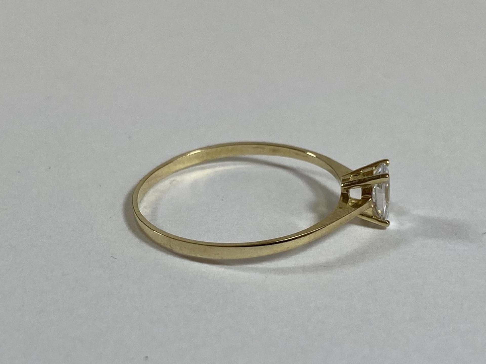 A VINTAGE 9CT YELLOW GOLD SOLITAIRE RING, SIZE R/S - Bild 2 aus 3