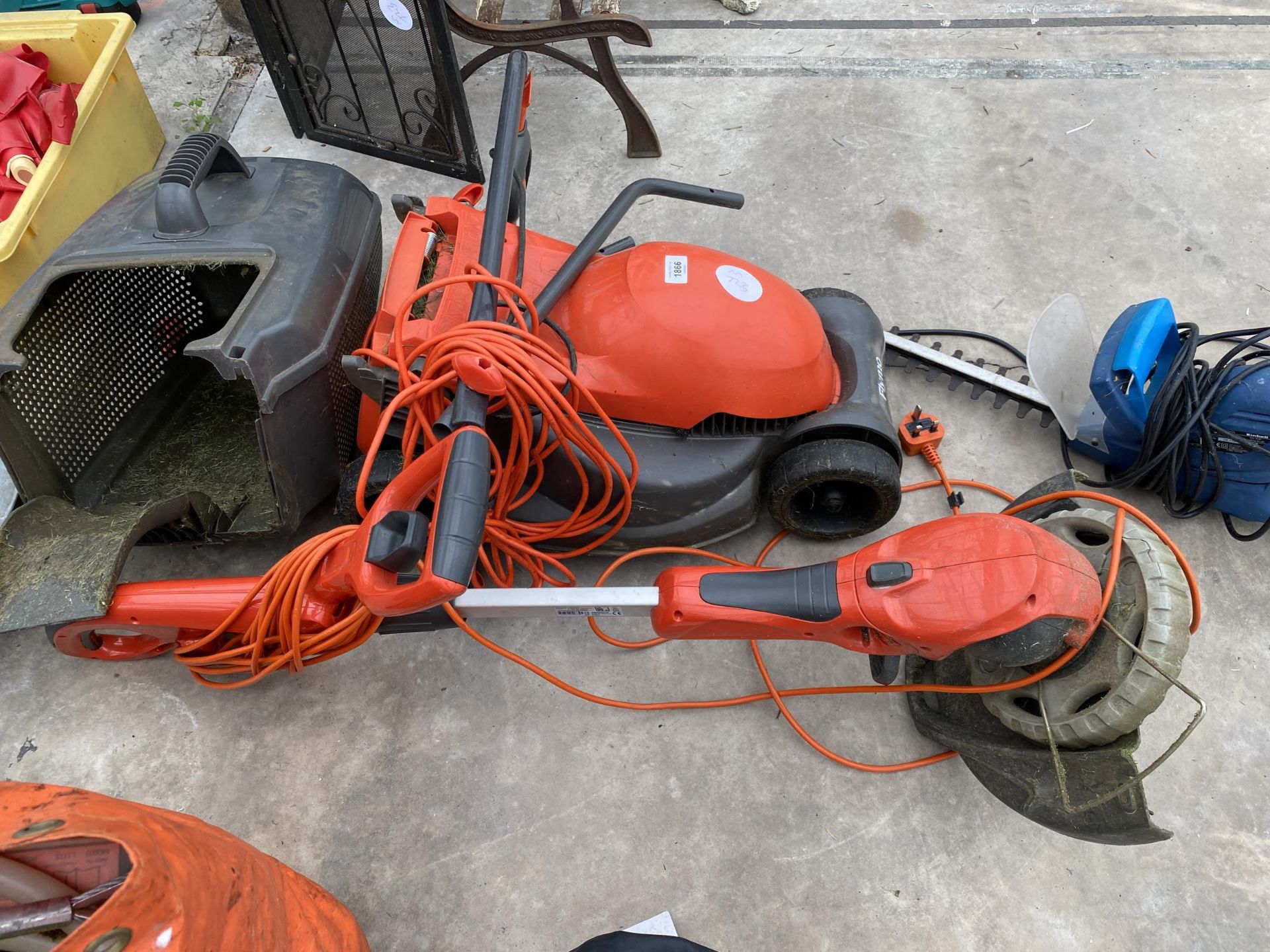 AN ASSORTMENT OF GARDEN POWER TOOLS TO INCLUDE AN ELECTRIC FLYMO MOWER AND STRIMMER ETC - Image 2 of 2
