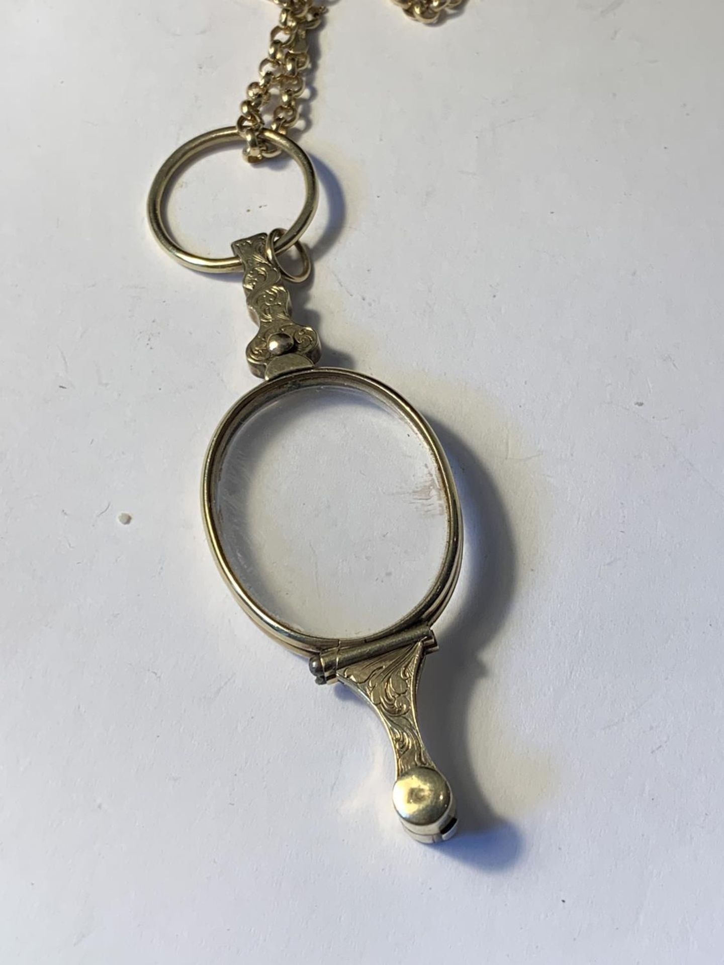 A 9 CARAT GOLD CHAIN GROSS WEIGHT 4.29 GRAMS WITH A PAIR OF GOLD PLATED ORNATE PINCE NEZ - Image 5 of 5