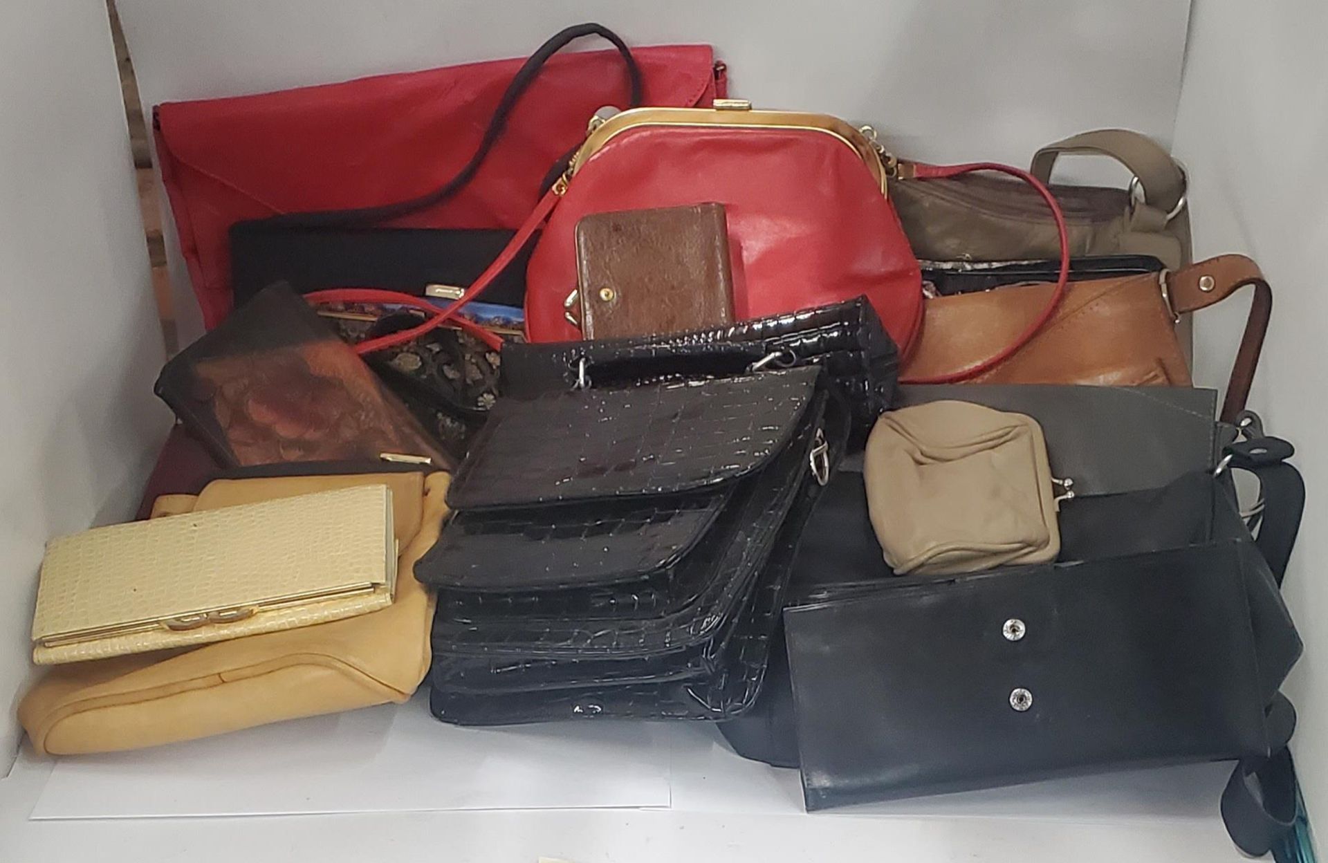 A LARGE QUANTITY OF VINTAGE HANDBAGS TO INCLUDE JANE SHILTON, ETC