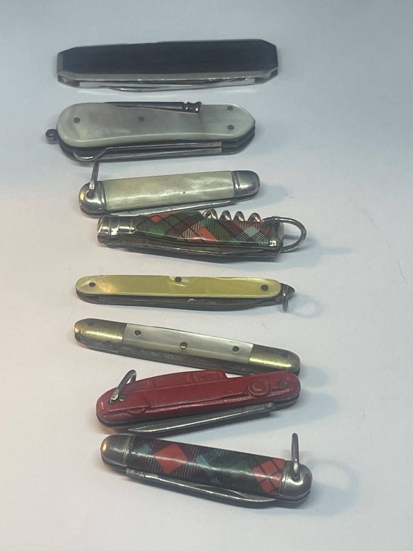 EIGHT VARIOUS VINTAGE PEN KNIVES