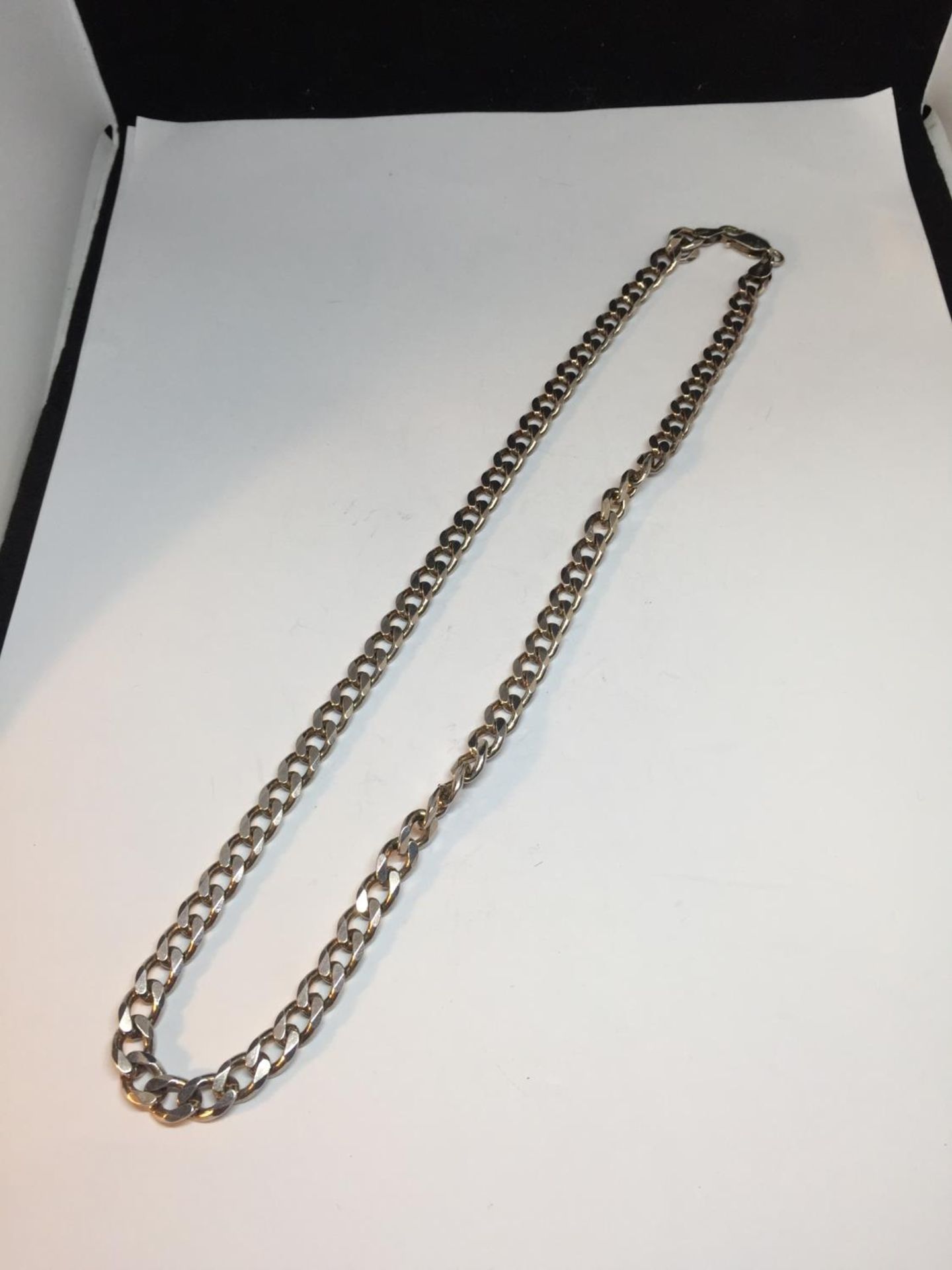 A HEAVY SILVER FLAT LINK NECKLACE LENGTH 20"