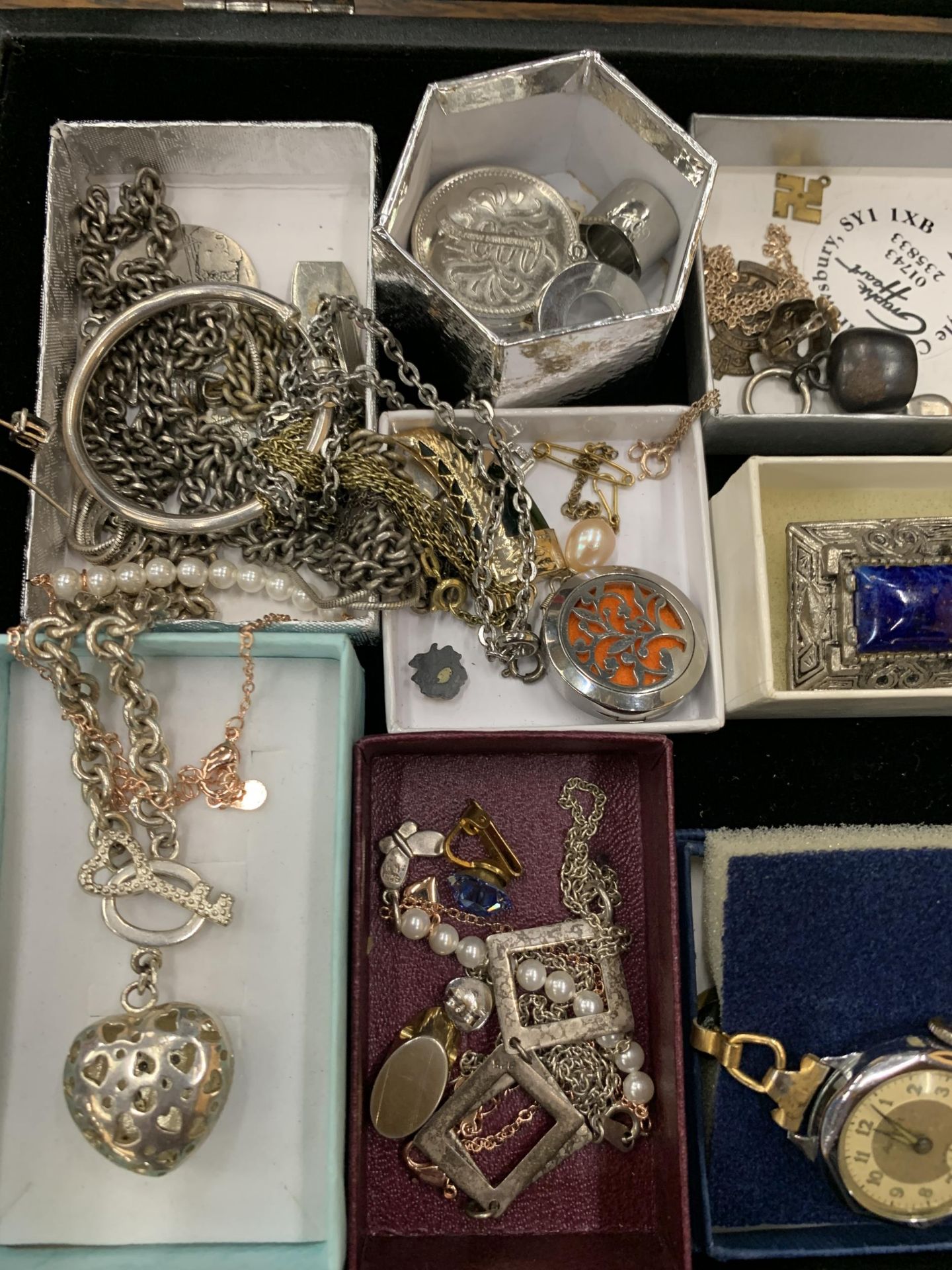 A GLASS TOPPED JEWELLERY DISPLAY BOX WITH CONTENTS - Image 3 of 4