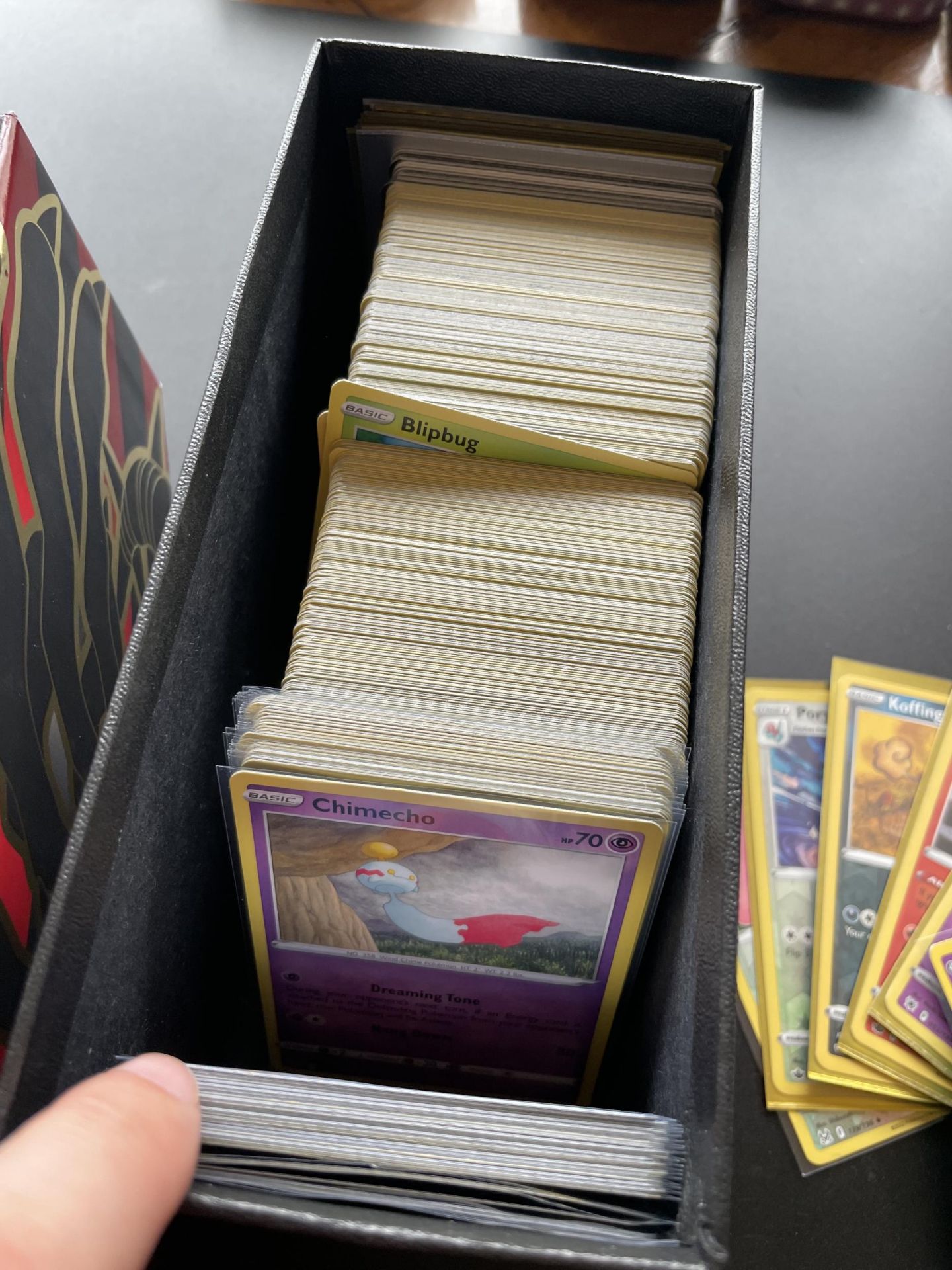 A TRAINER BOX OF ASSORTED POKEMON CARDS, HOLOS, TOKENS ETC - Image 4 of 5