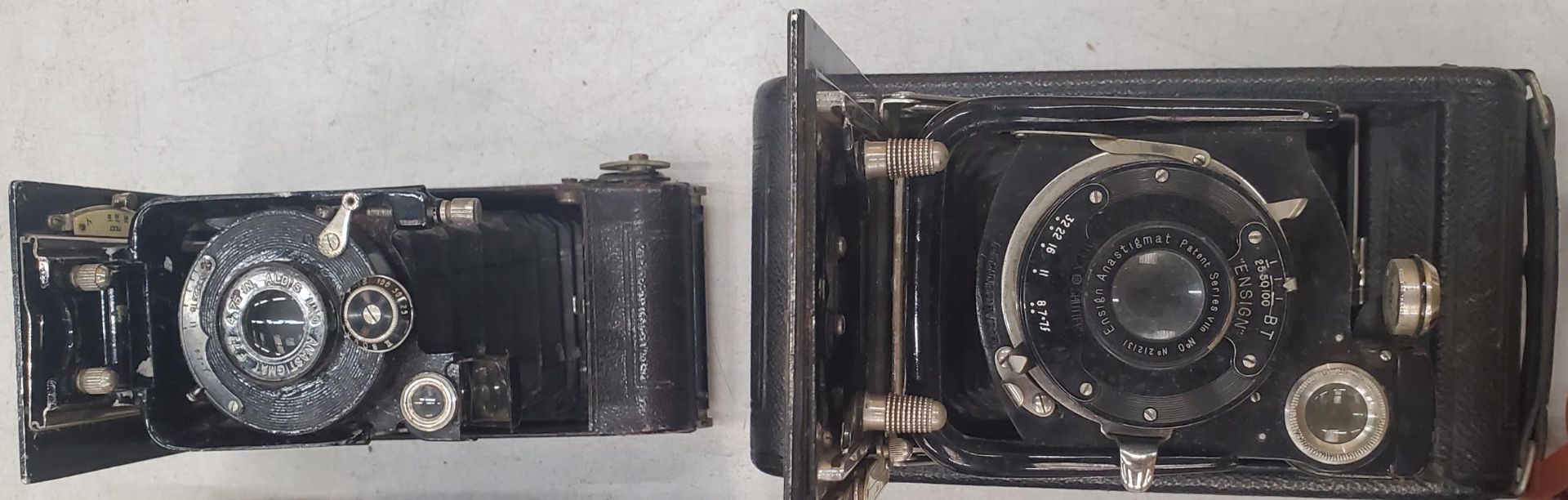 A COLLECTION OF VINTAGE CAMERAS TO INCLUDE BOXED KODAK INSTAMATIC 104, KODAK BROWNIE NO.2 DUO-LUX - Image 2 of 4