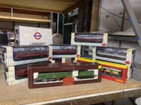 A GROUP OF BOXED 00 GAUGE MODEL RAILWAY ITEMS, BOXED TOP LINK HORNBY LOCOMOTIVE, LONDON