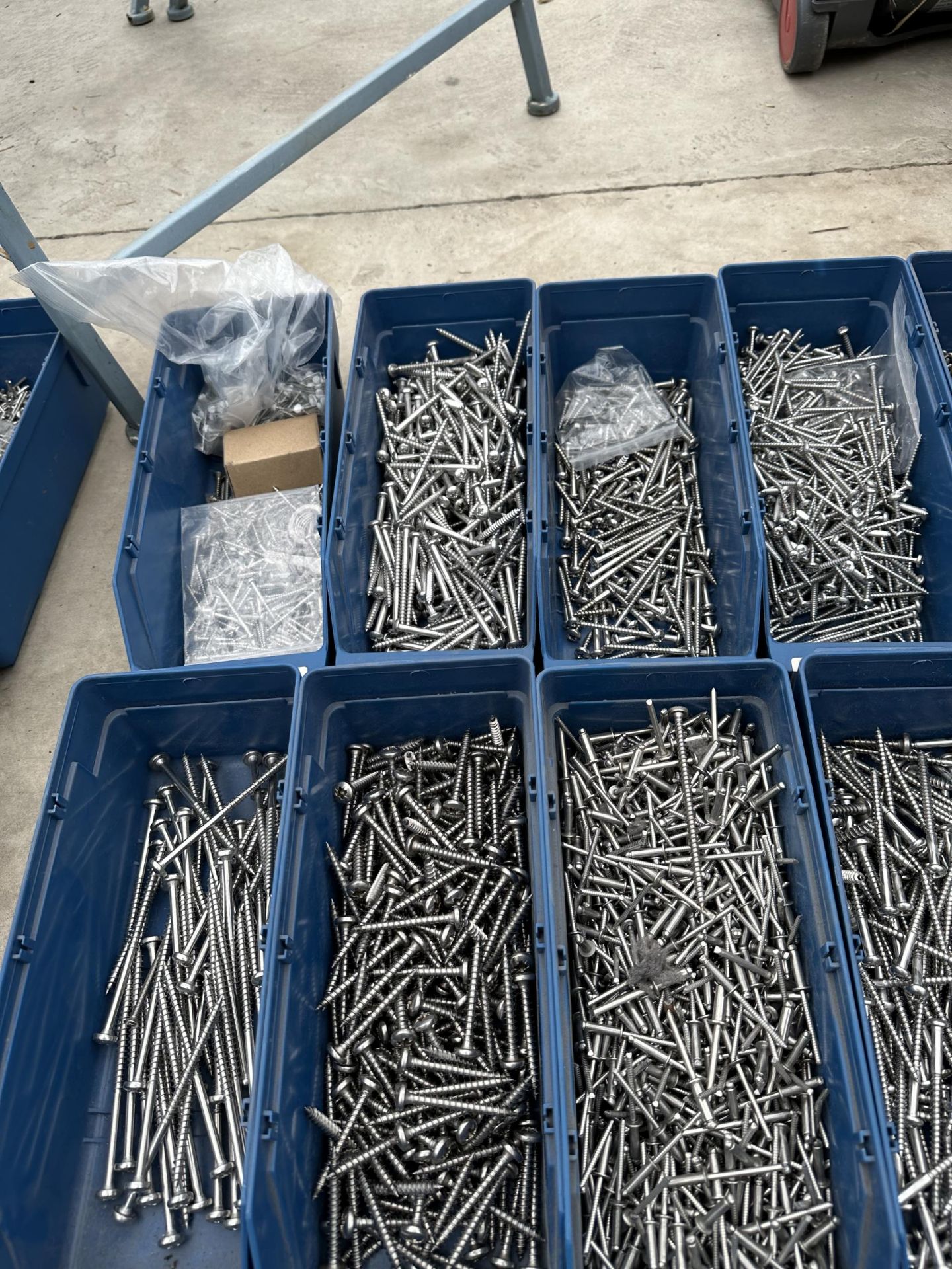 A LARGE ASSORTMENT OF HARDWARE TO INCLUDE STAINLESS STEEL SCREWS ETC - Image 3 of 3