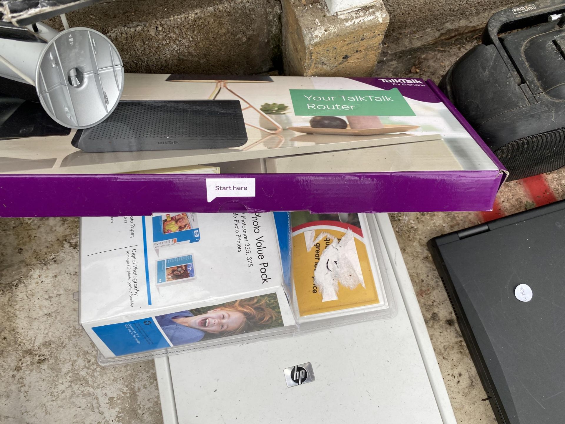 AN ASSORTMENT OF ITEMS TO INCLUDE SCANNERS, KEYBOARDS AND A RADIO - Image 3 of 3
