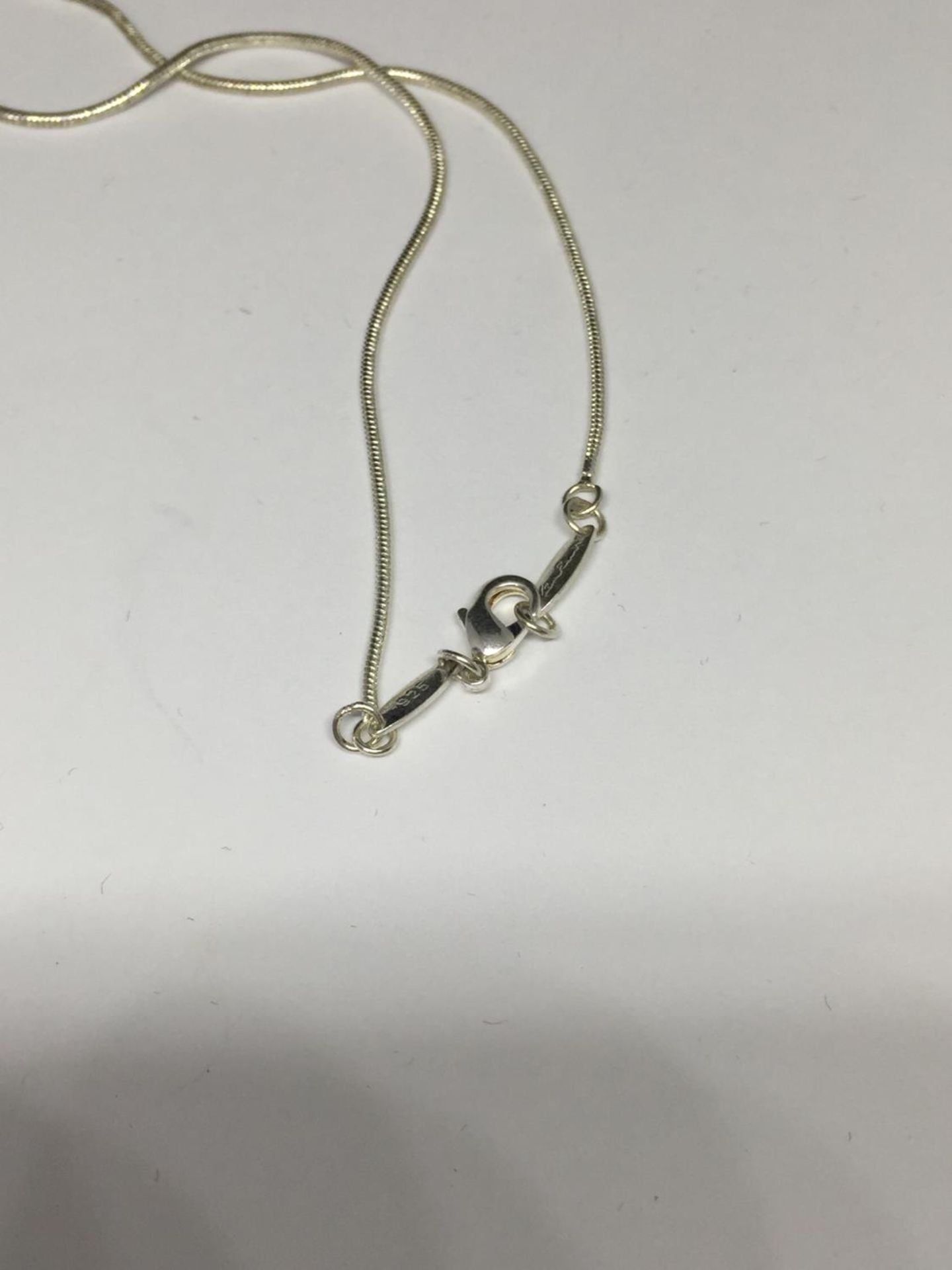 A SILVER NECKLACE WITH A TIFFANY STYLE PENDANT - Bild 3 aus 3