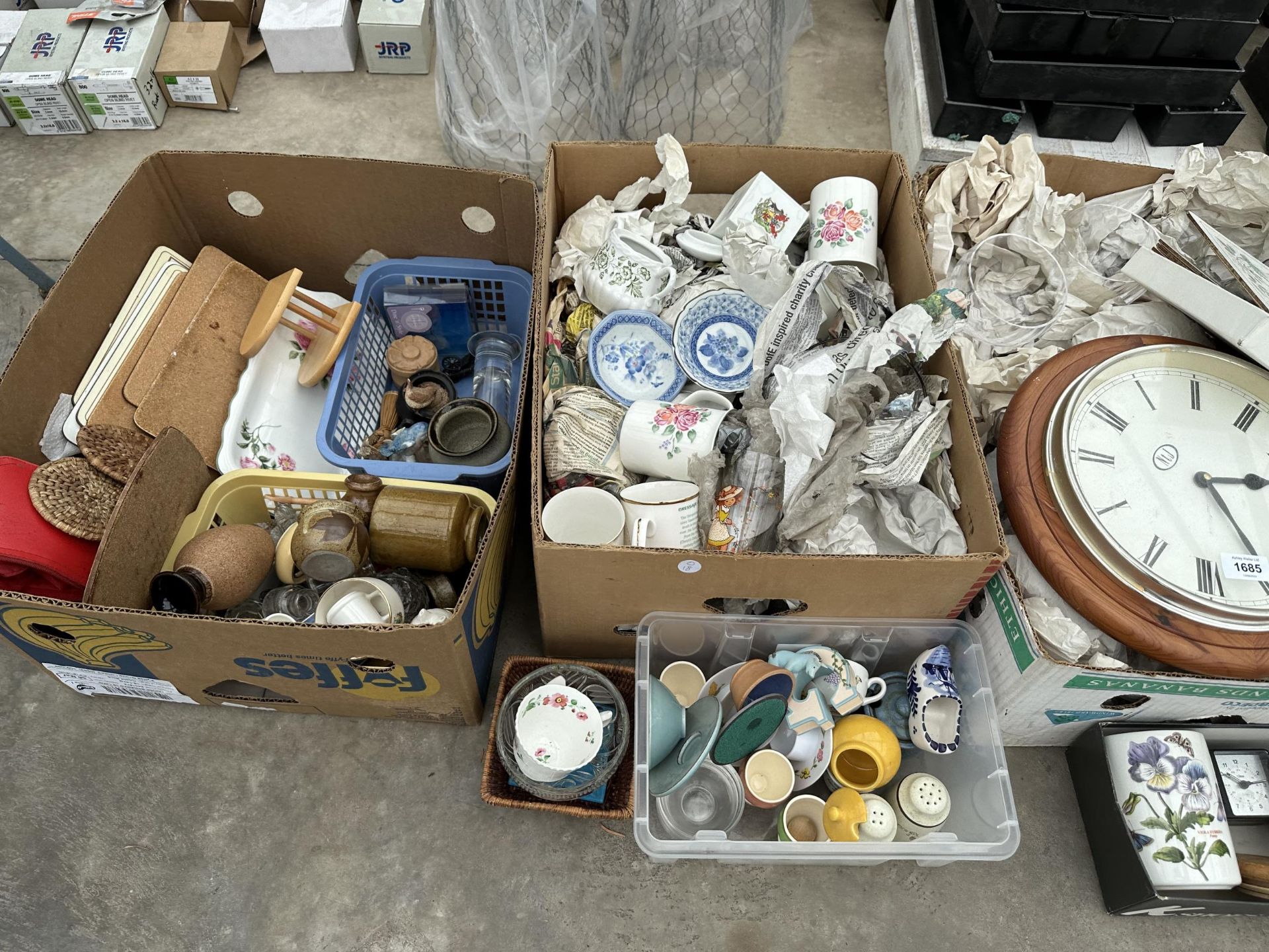 A LARGE ASSORTMENT OF HOUSEHOLD ITEMS TO INCLUDE CERAMICS AND CLOCKS ETC - Image 3 of 3
