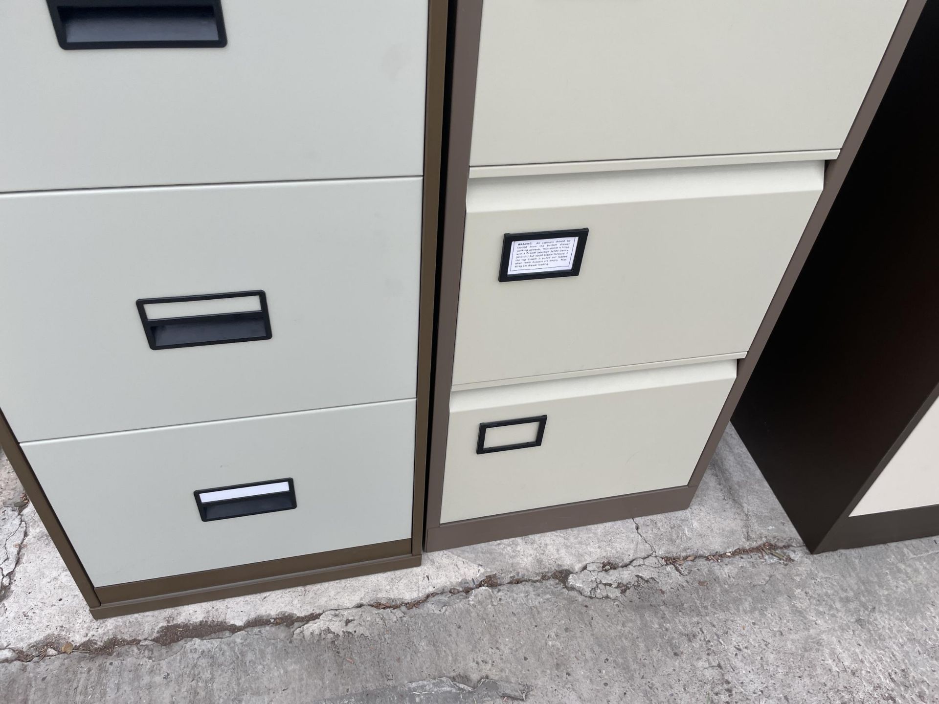 TWO FOUR DRAWER METAL FILING CABINETS BOTH WITH KEYS - Image 3 of 4