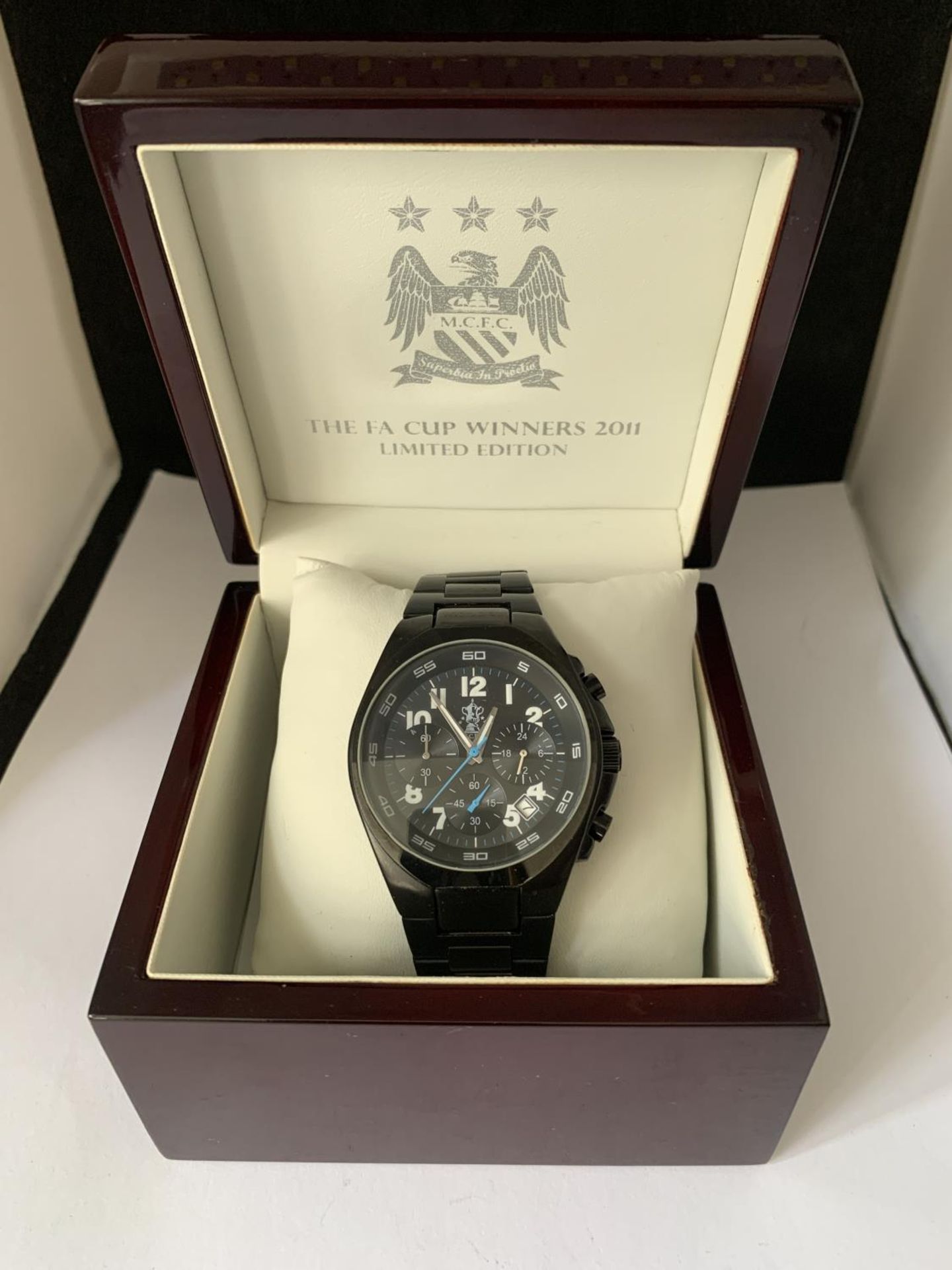 A MANCHESTER CITY FA CUP WINNERS 2011 LIMITED EDITION CHRONOGRAPH WRIST WATCH IN A PRESENTATION