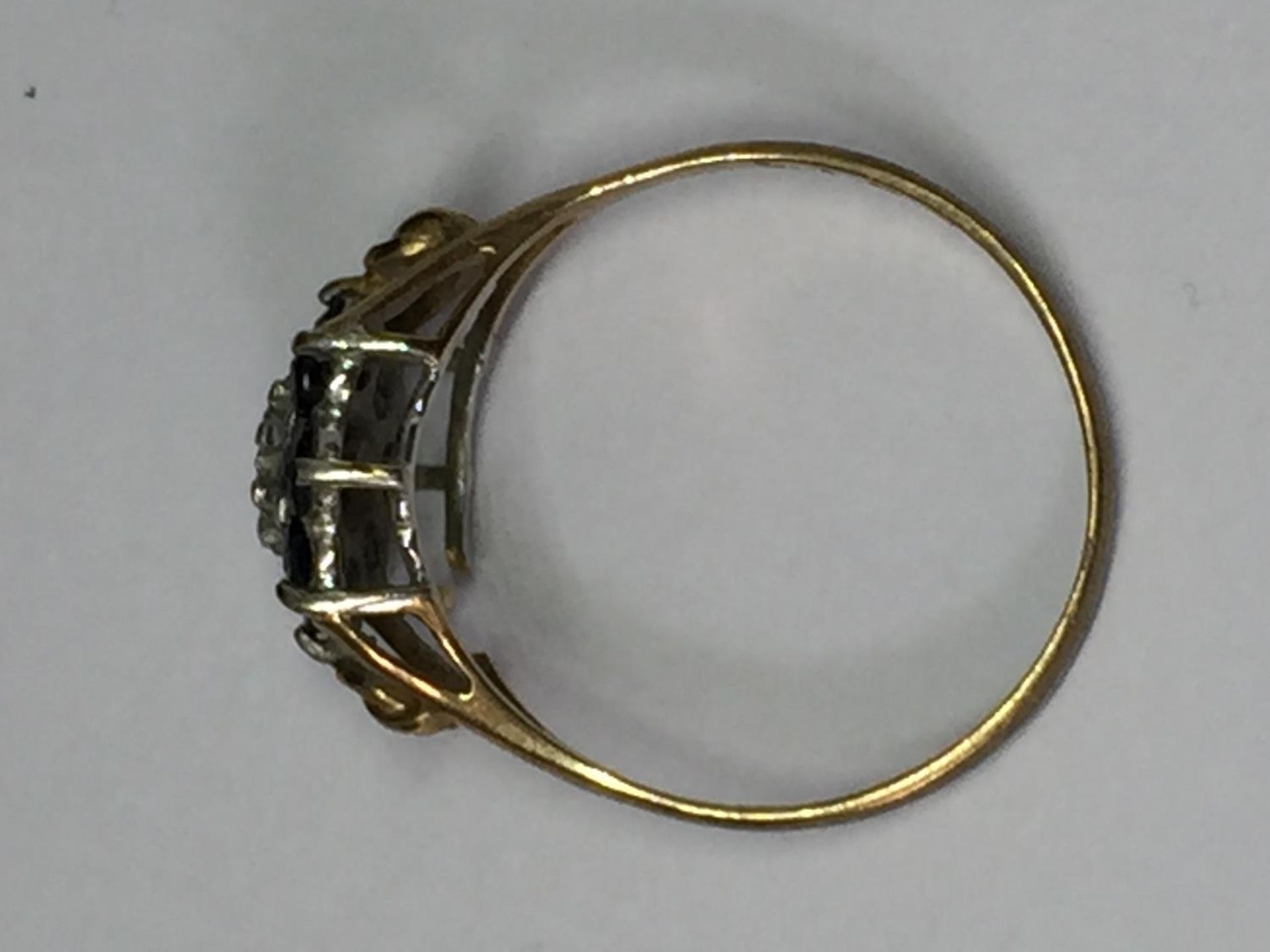 A 9 CARAT GOLD RING WITH DIAMONDS AND SAPPHIRES SIZE N/O - Bild 3 aus 3