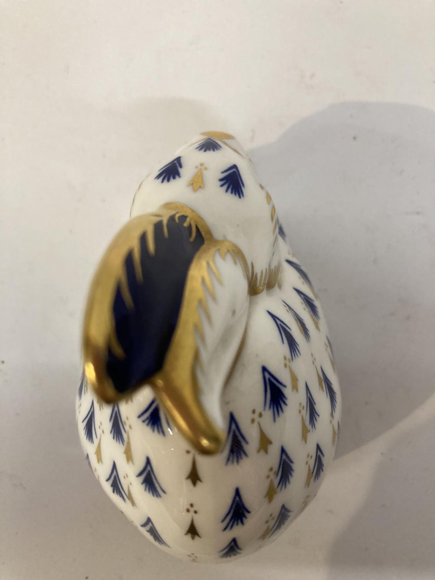 A ROYAL CROWN DERBY RABBIT PAPERWEIGHT, GOLD STOPPER - Image 5 of 6