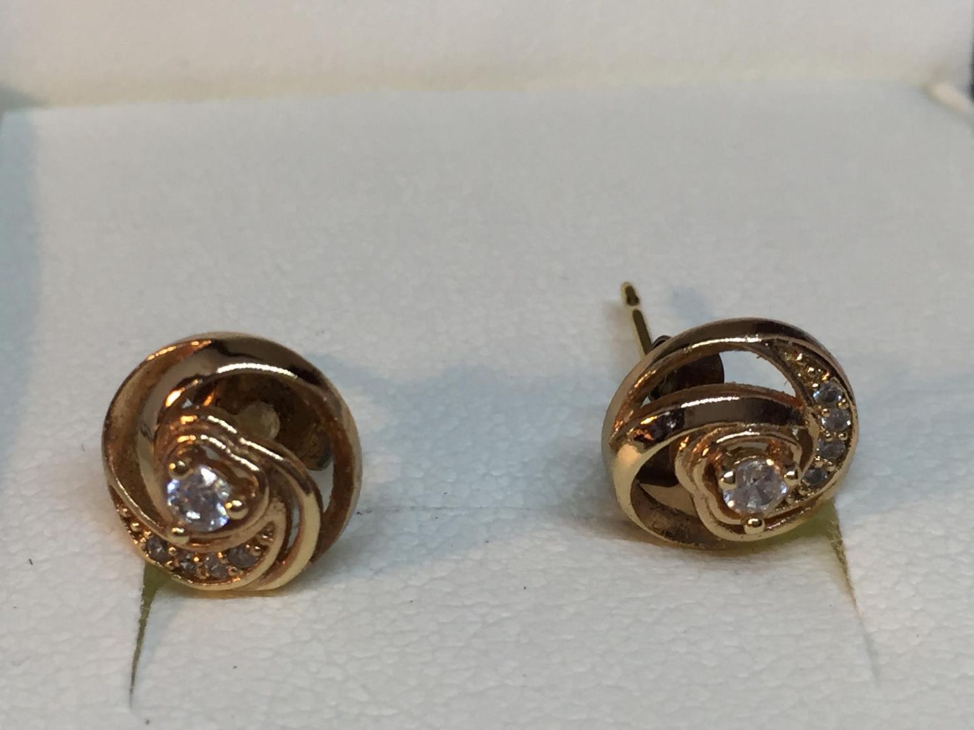 A PAIR OF 9 CARAT GOLD EARRINGS IN A PRESENTATION BOX - Bild 2 aus 3