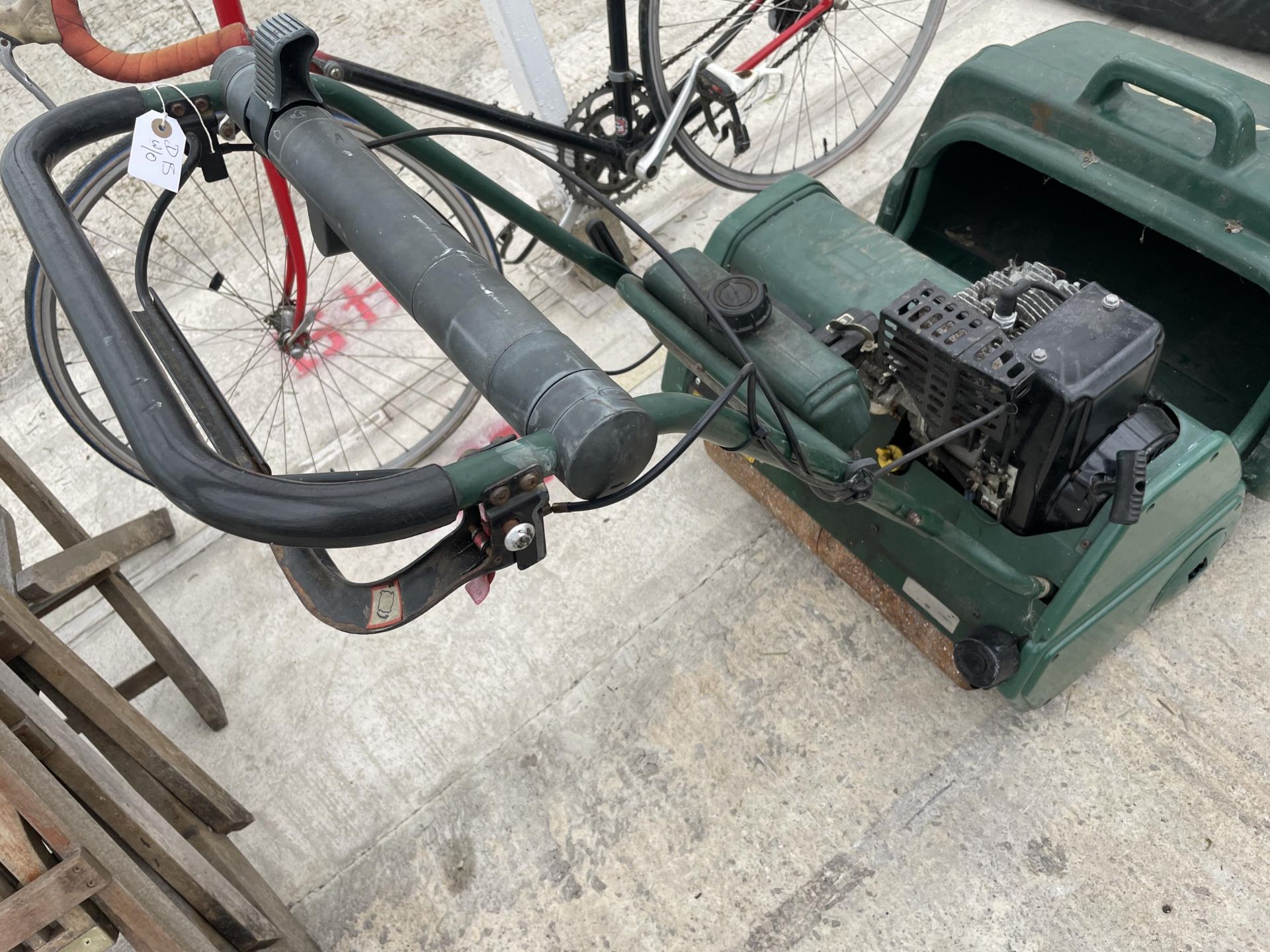 AN ATCO CYLINDER MOWER WITH GRASS BOX BELIEVED IN WORKING ORDER BUT NO WARRANTY - Image 4 of 4