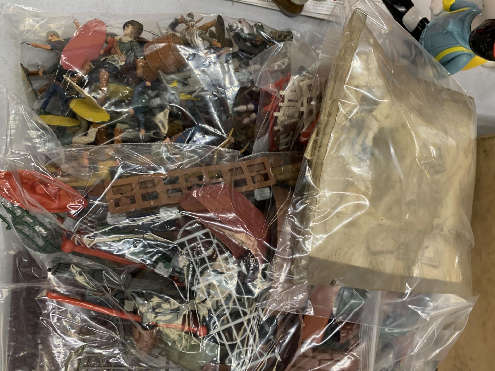 A COLLECTION OF ARMY MEN PLASTIC FIGURES IN BAGS - Image 4 of 5