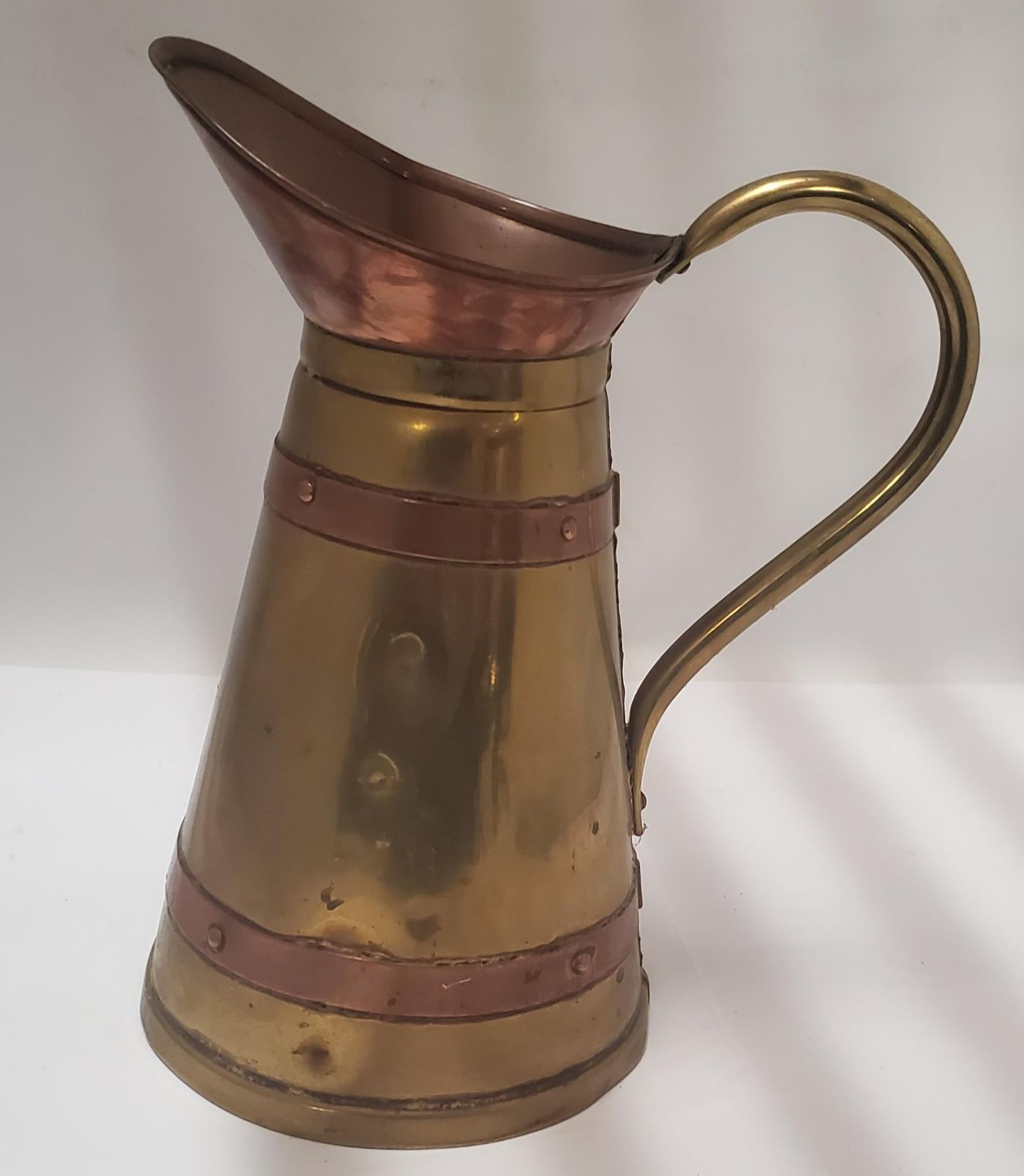 A VINTAGE COPPER KETTLE ON BRASS TRIPOD STAND AND FURTHER COPPER AND BRASS JUG - Image 3 of 3