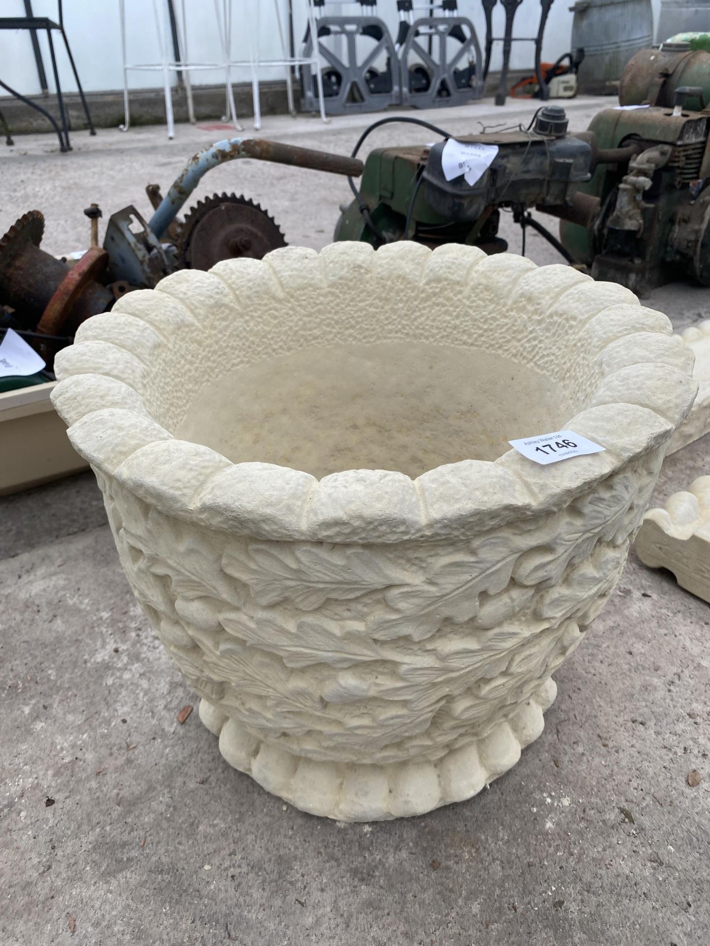AN AS NEW EX DISPLAY CONCRETE MEDIUM OAKLEAF TUB *PLEASE NOTE VAT TO BE PAID ON THIS ITEM*