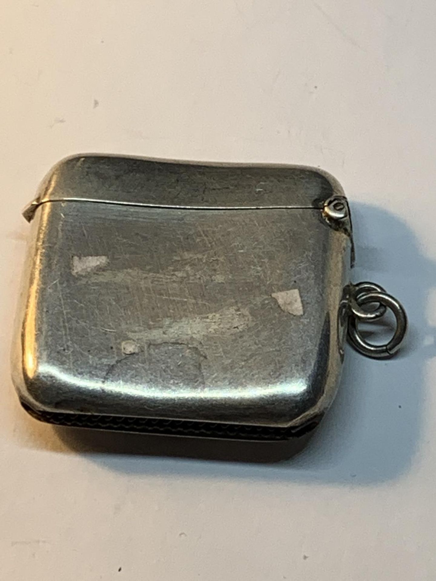 A HALLMARKED BIRMINGHAM SILVER VESTA CASE - Image 3 of 3