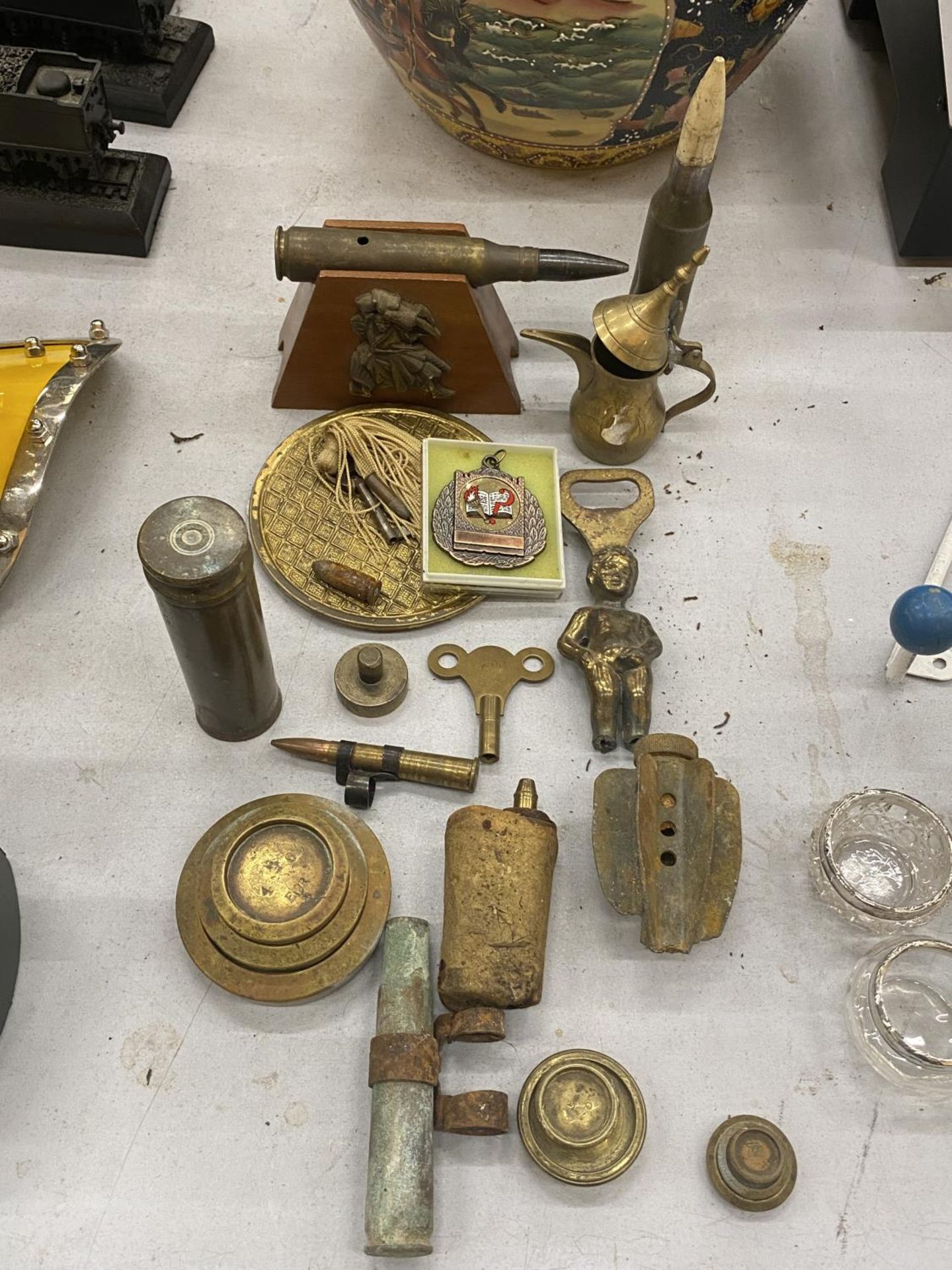 A MIXED LOT TO INCLUDE MILITARY BULLETS, WEIGHTS, A BOTTLE OPENER, ETC