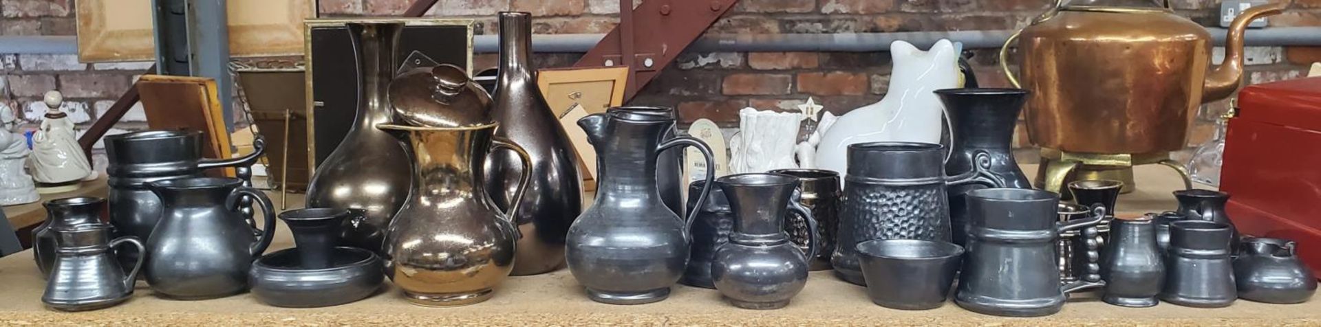 A LARGE QUANTITY OF PRINKNASH POTTERY TO INCLUDE JUGS, TANKARDS, VASES, POTS, ETC