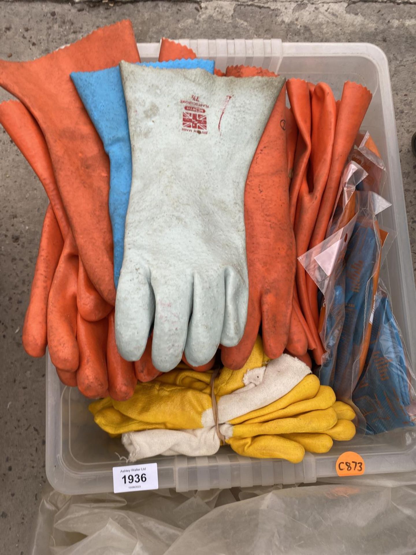 A LARGE ASSORTMENT OF WORK GLOVES - Bild 2 aus 2