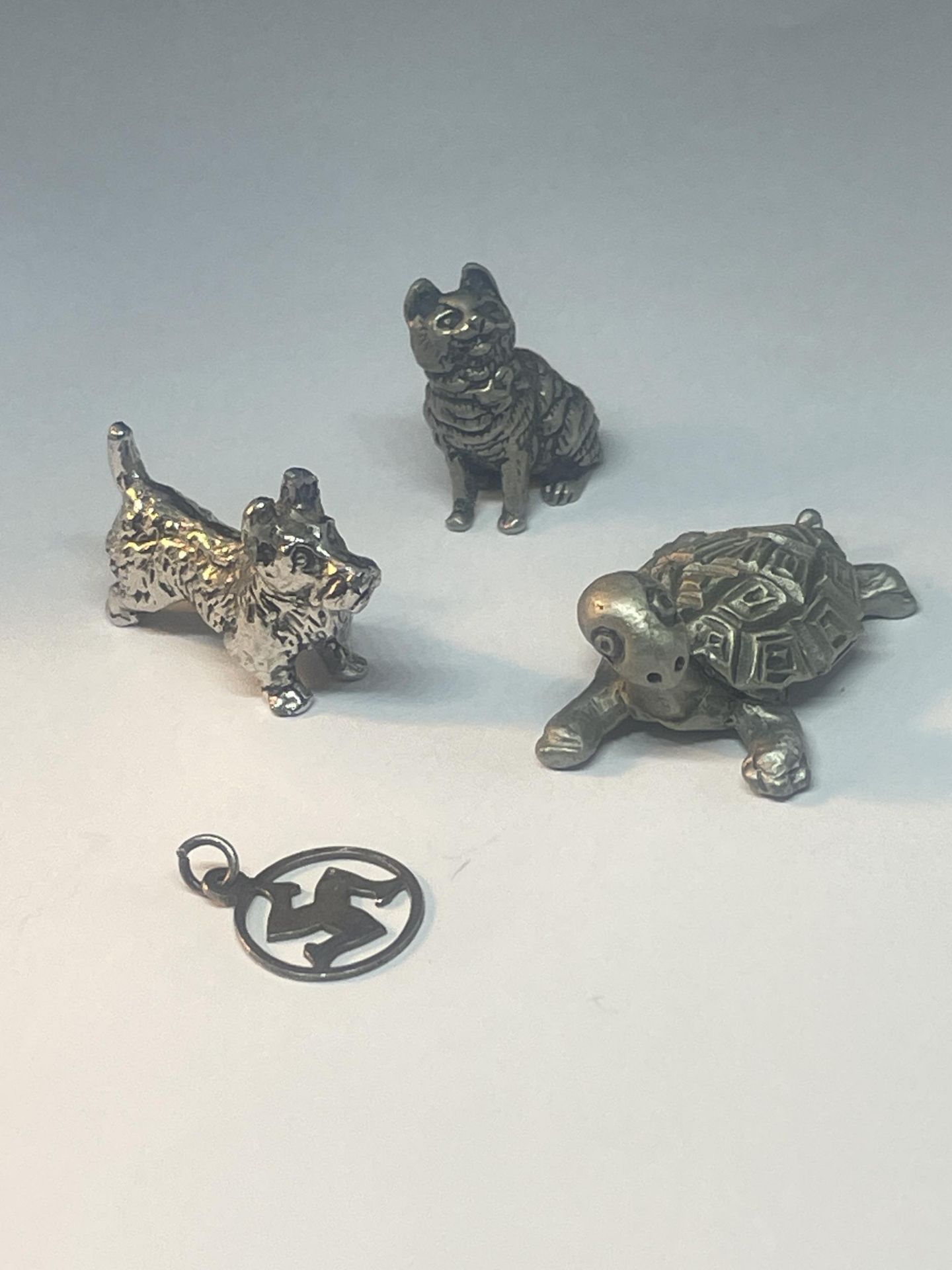 FOUR ITEMS TO INCLUDE A MINIATURE PEWTER TORTOISE, TWO WHITE METAL FIGURES - A DOG AND A CAT AND A