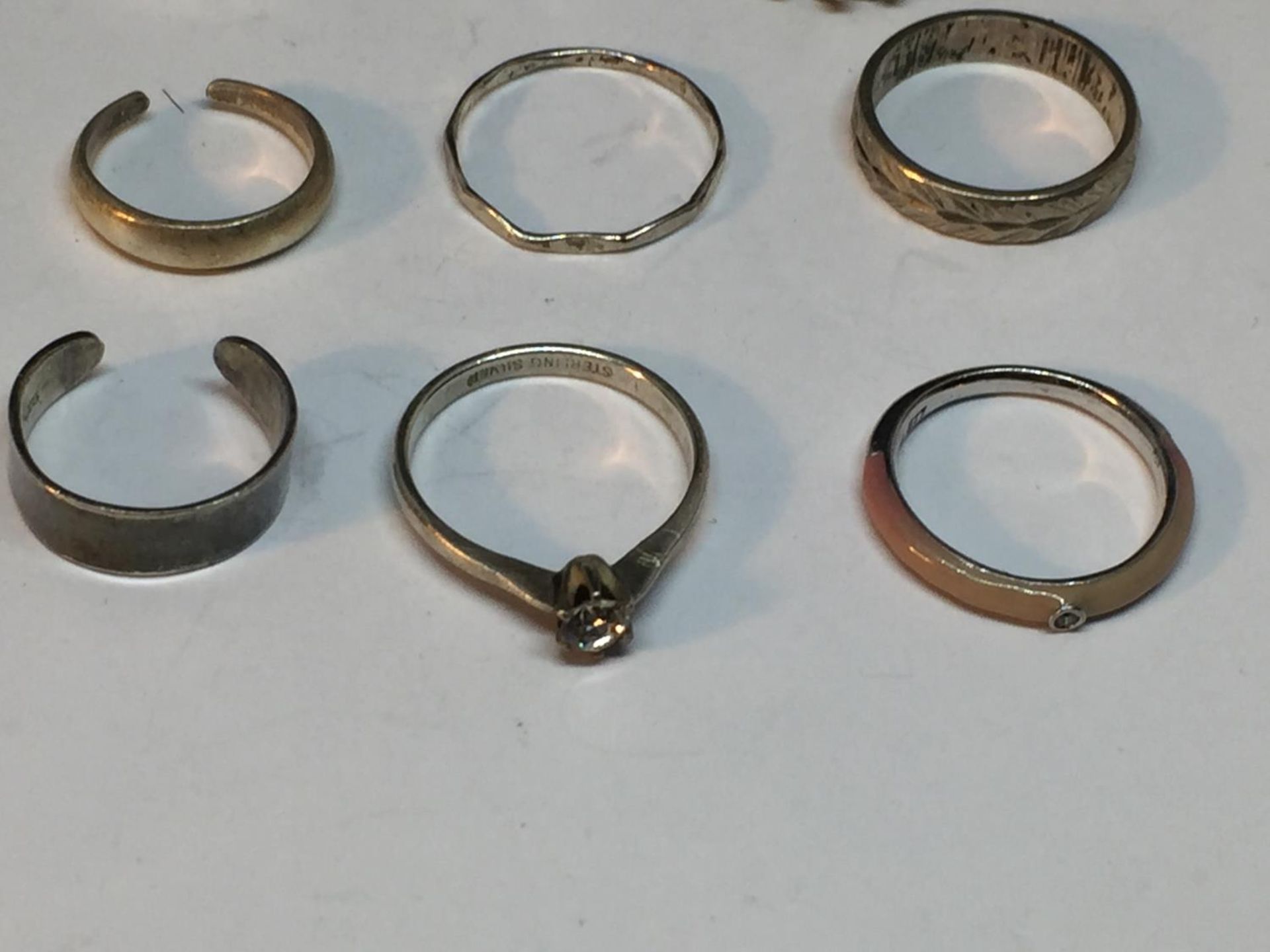 TEN VARIOUS SILVER RINGS - Bild 3 aus 3